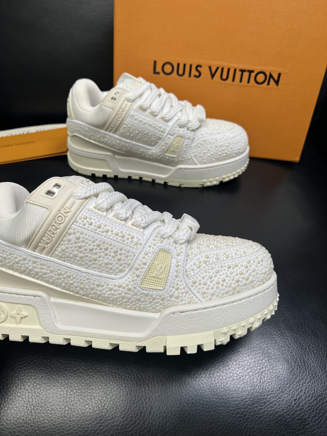 Lv 高品质 顶级工艺品 路易威登，运动板鞋专柜同步，鞋面意大利进口，高品质拼接烫钻缤纷色彩复杂工艺品，