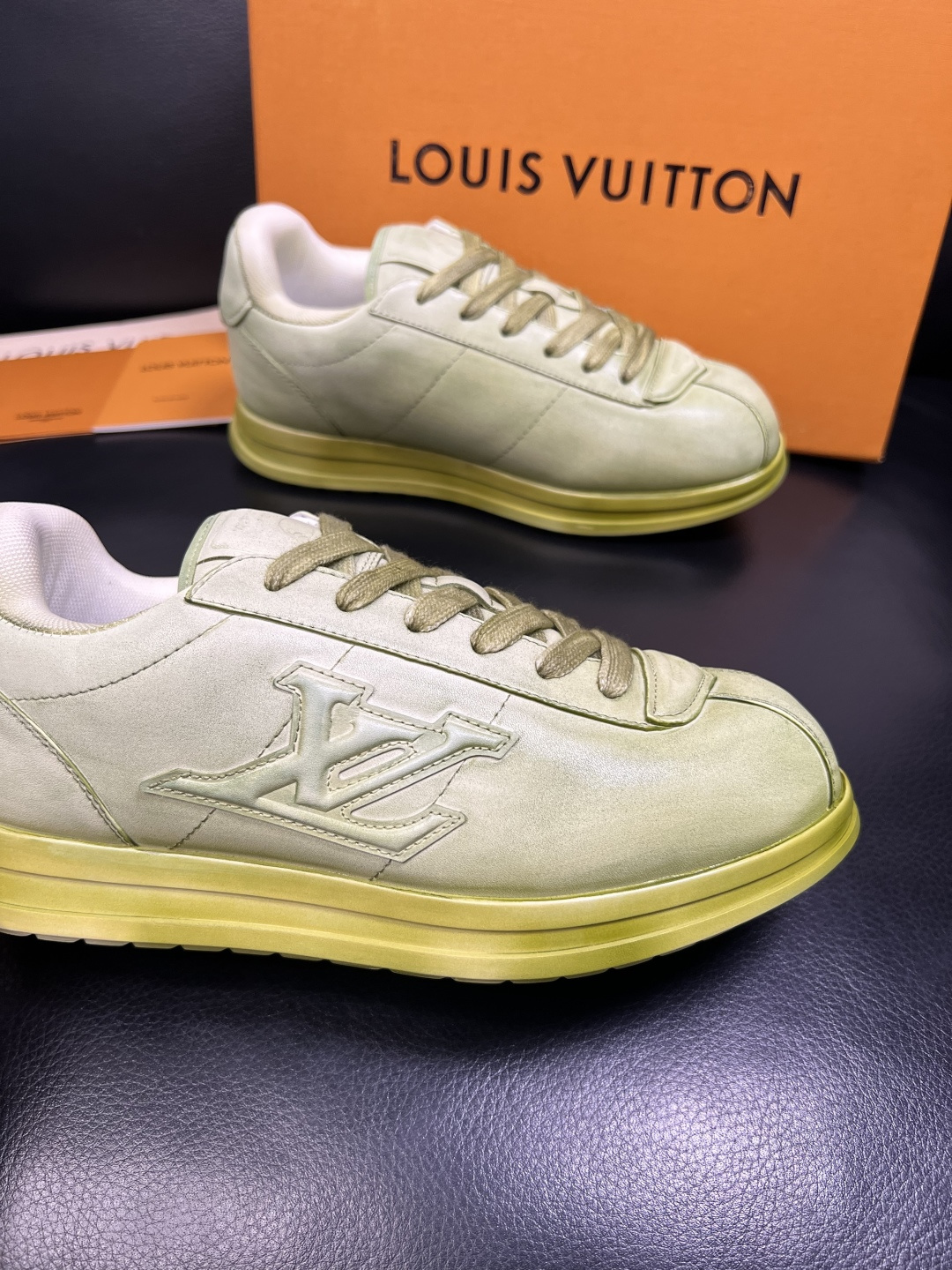 Lv 高品质 顶级工艺品 路易威登，运动板鞋专柜同步，鞋面意大利进口，高品质拼缤纷色彩复杂工艺品，进口羔