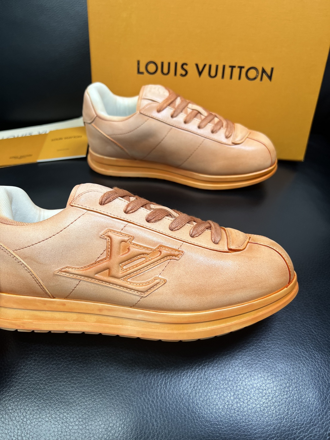 Lv 高品质 顶级工艺品 路易威登，运动板鞋专柜同步，鞋面意大利进口，高品质拼接缤纷色彩复杂工艺品，进口