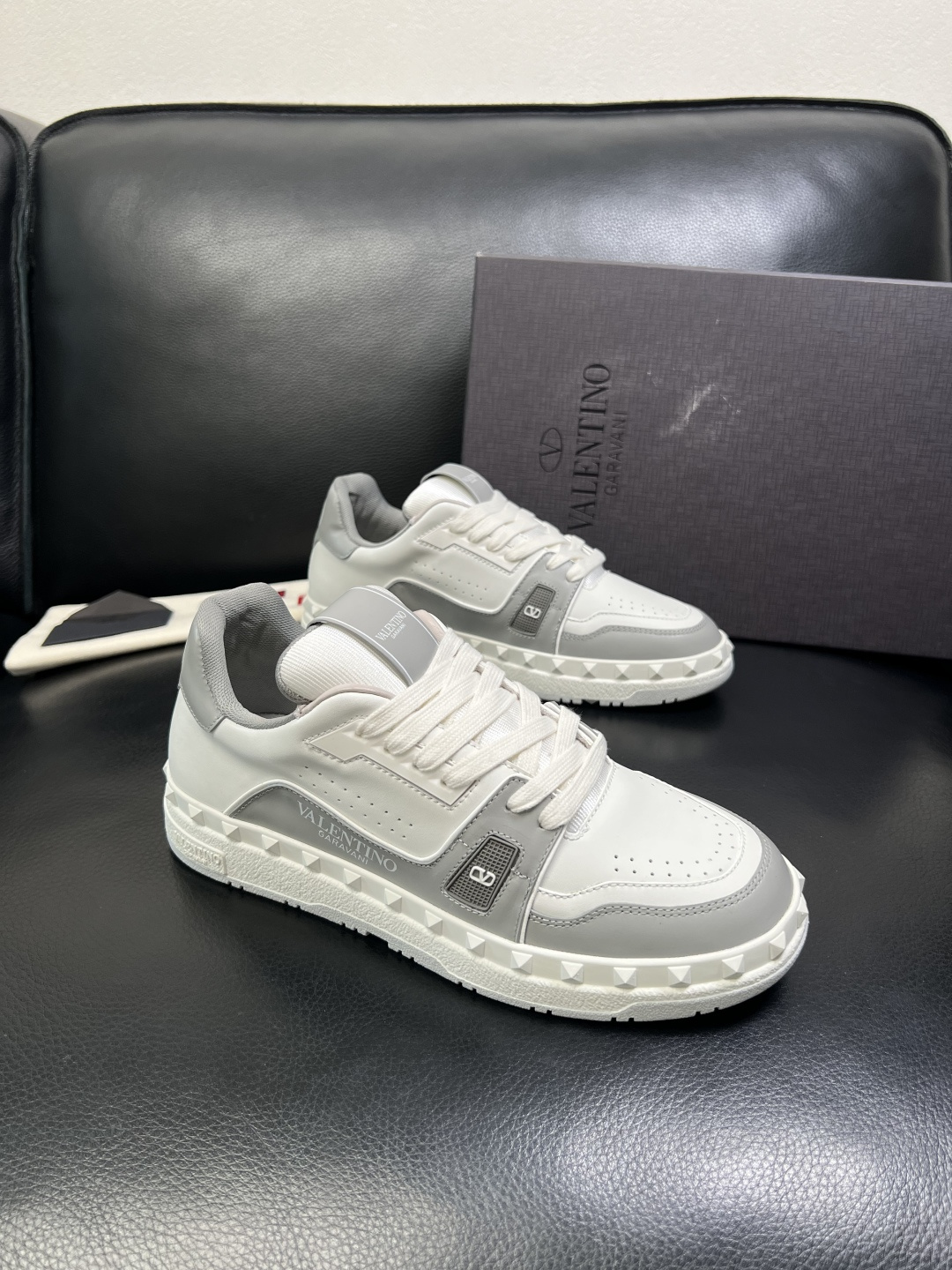 NO:589595,VALENTINO High-quality top crafts Valentino, sports sneakers counter synchronization, uppers imported from Italy, high-quality splicing colorful complex crafts, imported cowhide lining is soft and comfortable, original soles are specially provided by the original factory, TPU exclusive movable molded soles are super comfortable, original factory and single goods, welcome to compare, code number 39-44 (customized 38 45), valentino, valentino, cowhide19860909VALENTINO 高品质 顶级工艺品 华伦天奴,运动板鞋专柜同步,鞋面意大利进口,高品质拼接缤纷色彩复杂工艺品,进口牛皮里垫柔软舒适,鞋底原厂特供原版底,TPU独家活动成型底超级舒适,原厂跟单货,欢迎对比,码数 39-44（订做38 45）,,valentino,valentino,cowhide,Men's shoes