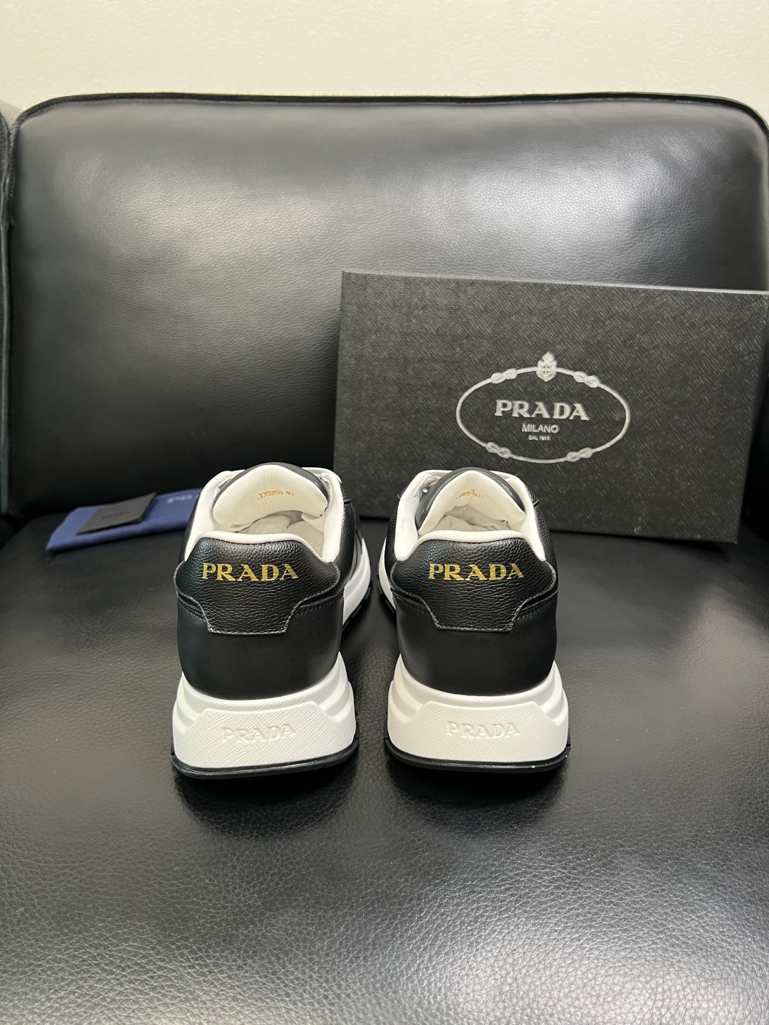 Prada 顶级工艺品，普拉达 专柜同步，原厂配置意大利进口牛皮面料，进口牛皮内里垫，透气舒适，鞋底：原