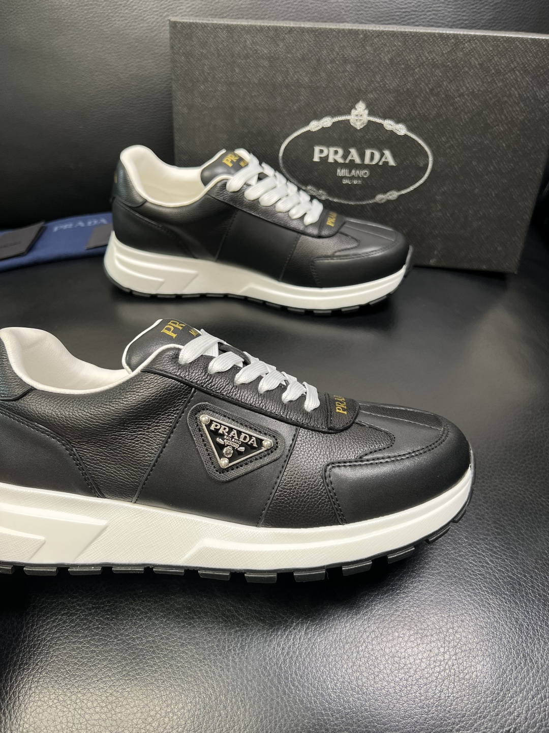 Prada 顶级工艺品，普拉达 专柜同步，原厂配置意大利进口牛皮面料，进口牛皮内里垫，透气舒适，鞋底：原