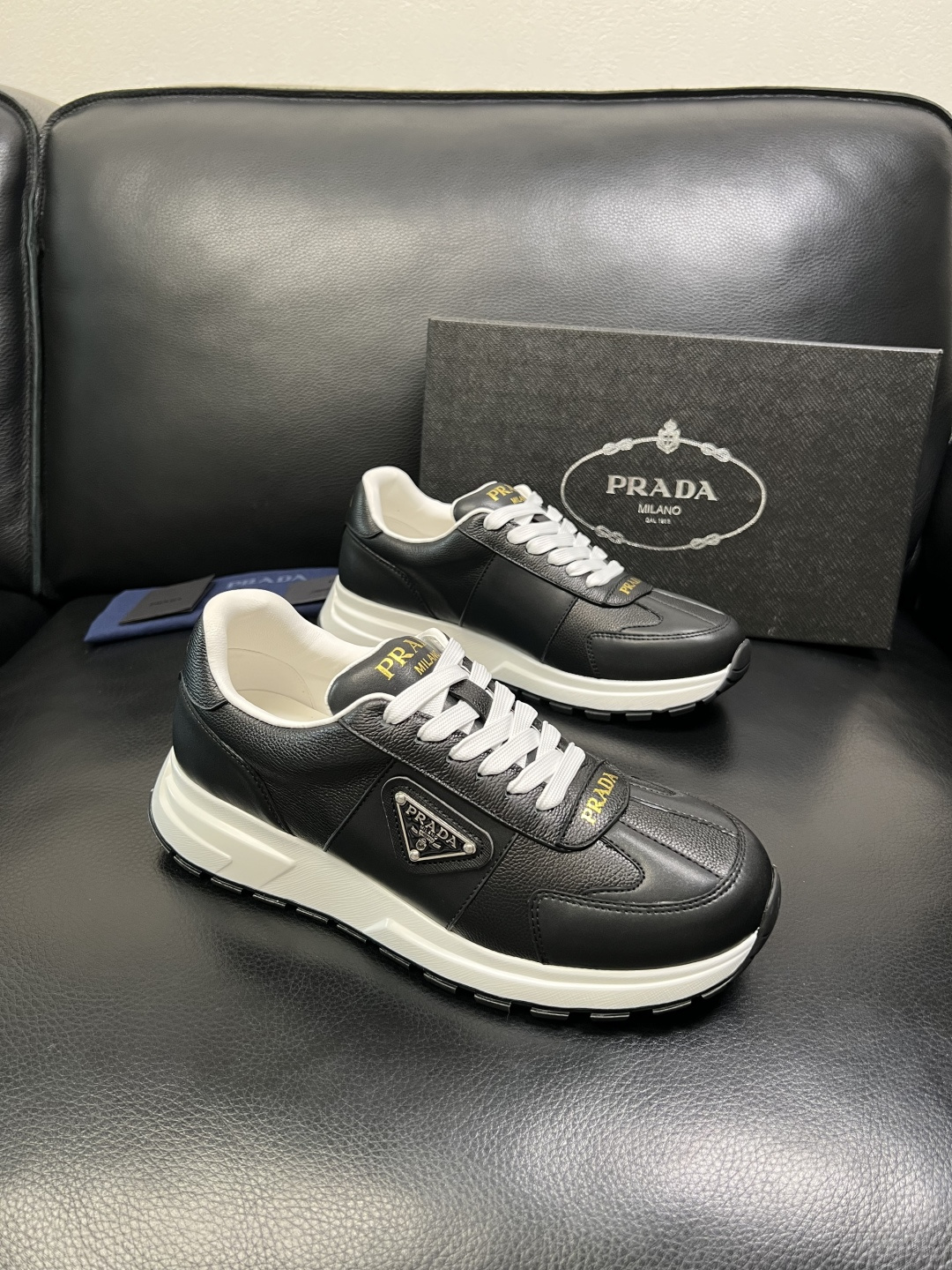 Prada 顶级工艺品，普拉达 专柜同步，原厂配置意大利进口牛皮面料，进口牛皮内里垫，透气舒适，鞋底：原