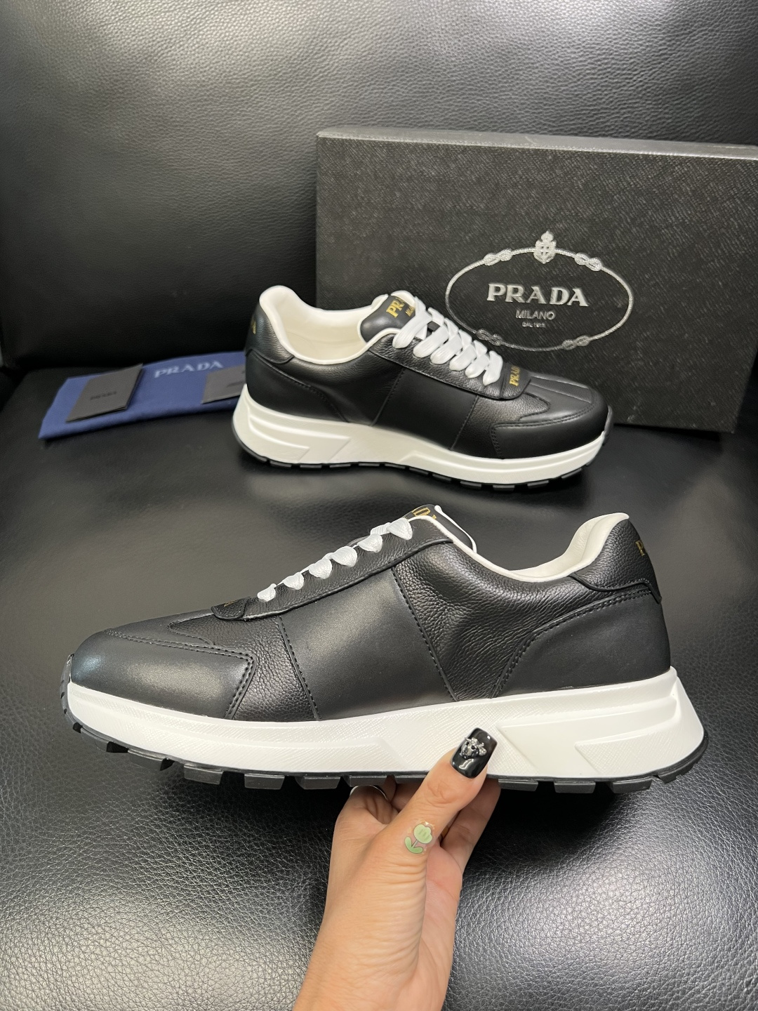 Prada 顶级工艺品，普拉达 专柜同步，原厂配置意大利进口牛皮面料，进口牛皮内里垫，透气舒适，鞋底：原