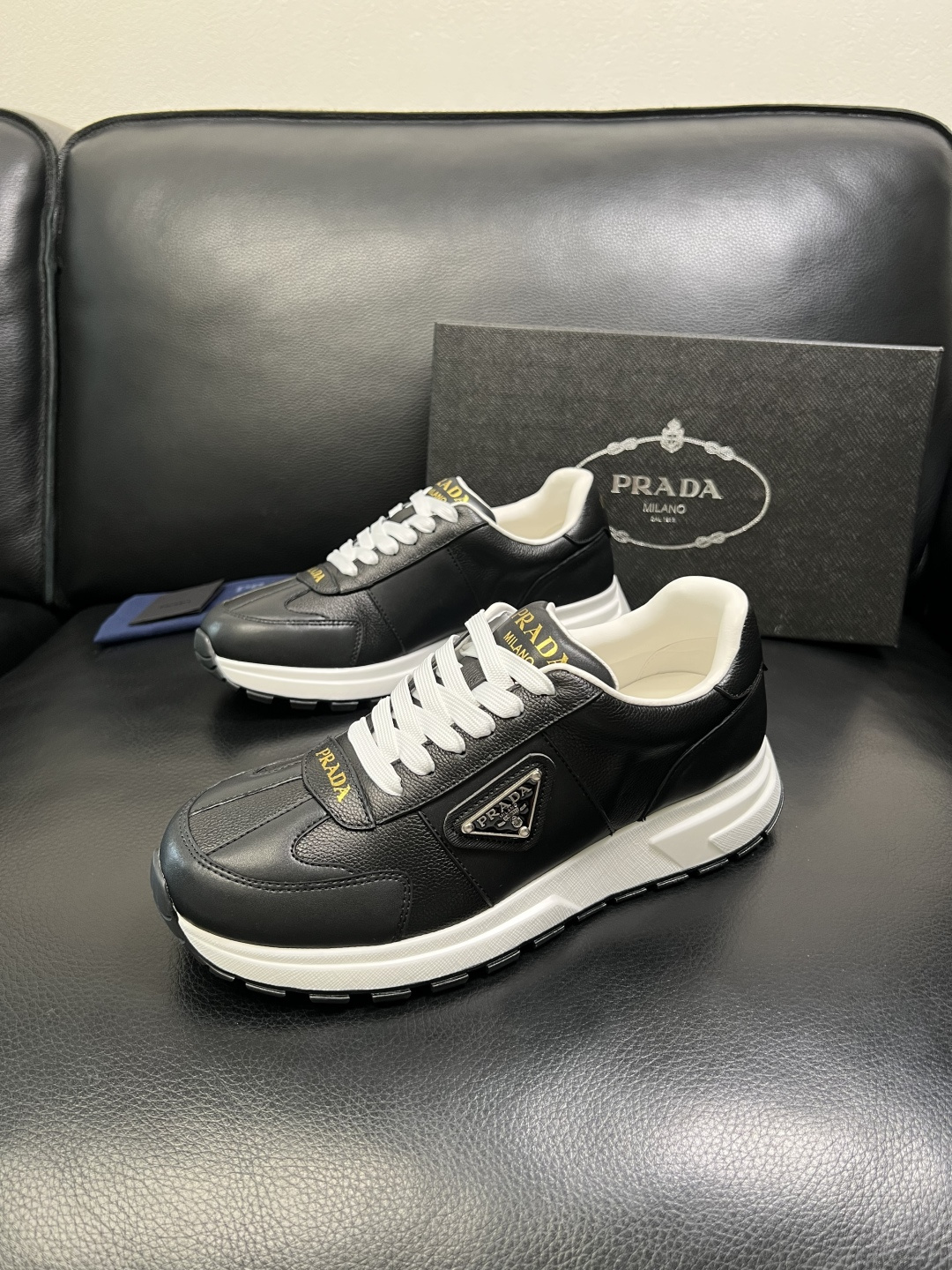 Prada 顶级工艺品，普拉达 专柜同步，原厂配置意大利进口牛皮面料，进口牛皮内里垫，透气舒适，鞋底：原