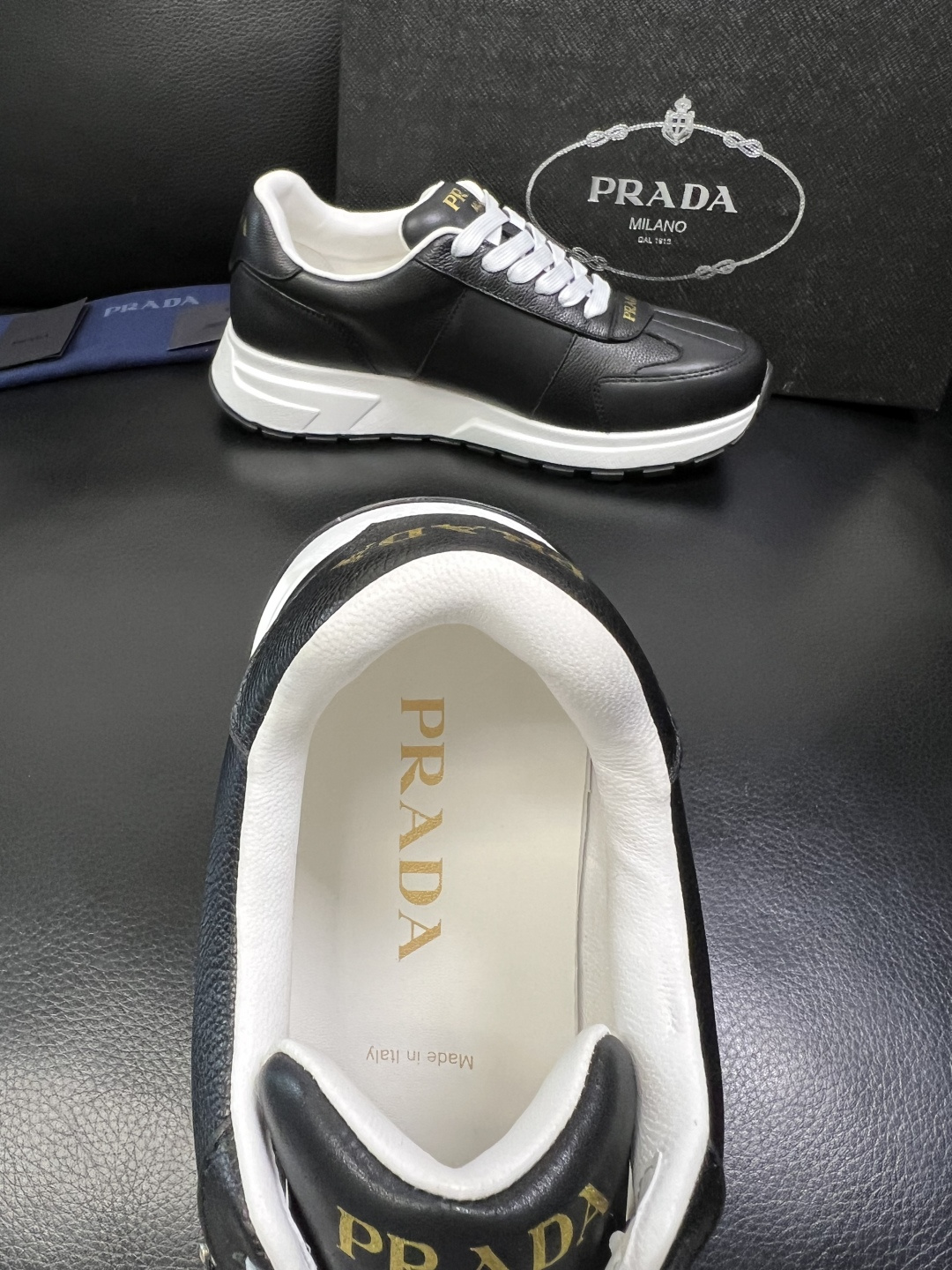Prada 顶级工艺品，普拉达 专柜同步，原厂配置意大利进口牛皮面料，进口牛皮内里垫，透气舒适，鞋底：原