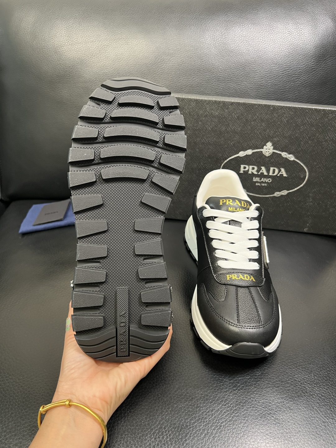 Prada 顶级工艺品，普拉达 专柜同步，原厂配置意大利进口牛皮面料，进口牛皮内里垫，透气舒适，鞋底：原