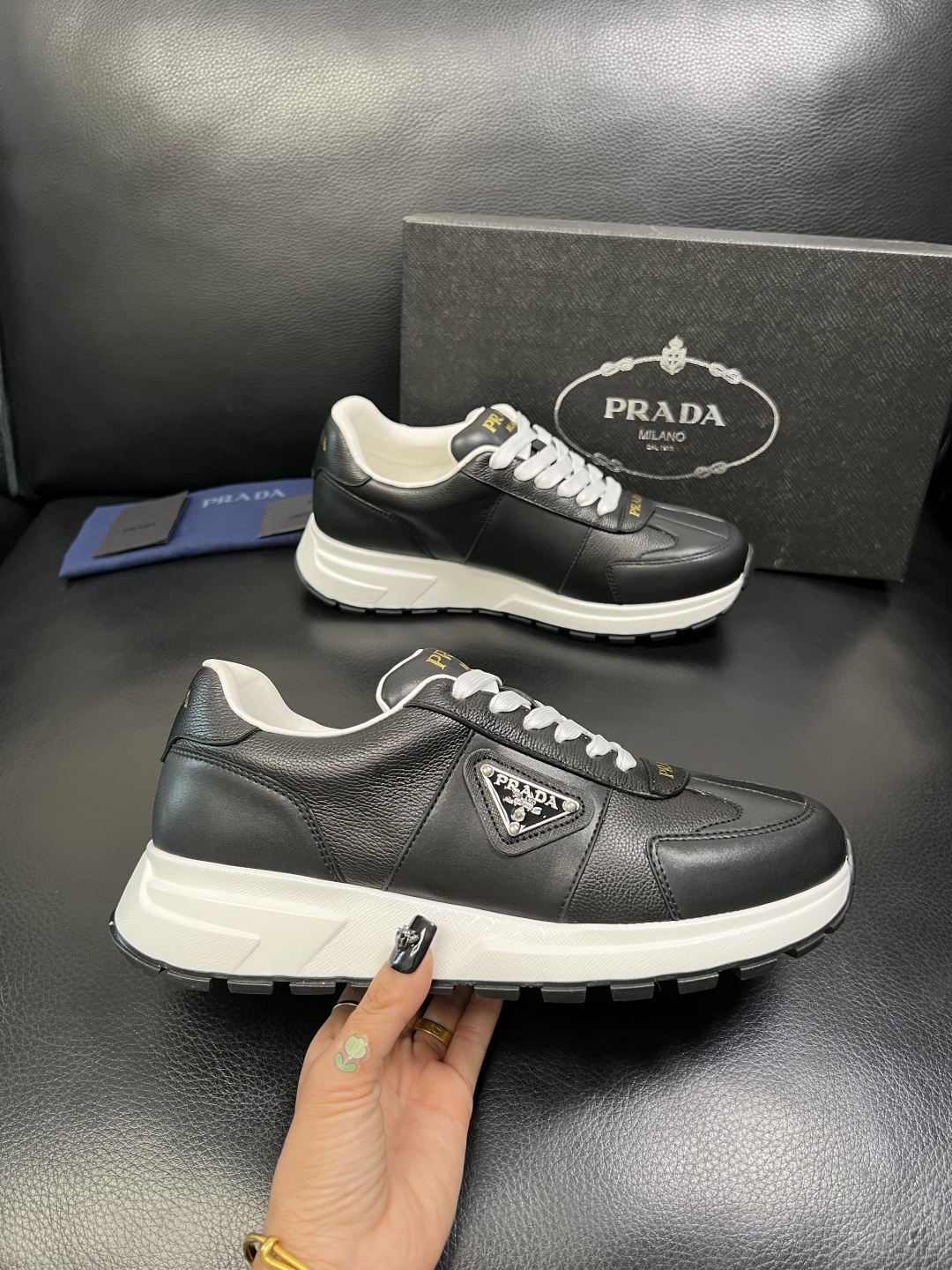 Prada 顶级工艺品，普拉达 专柜同步，原厂配置意大利进口牛皮面料，进口牛皮内里垫，透气舒适，鞋底：原