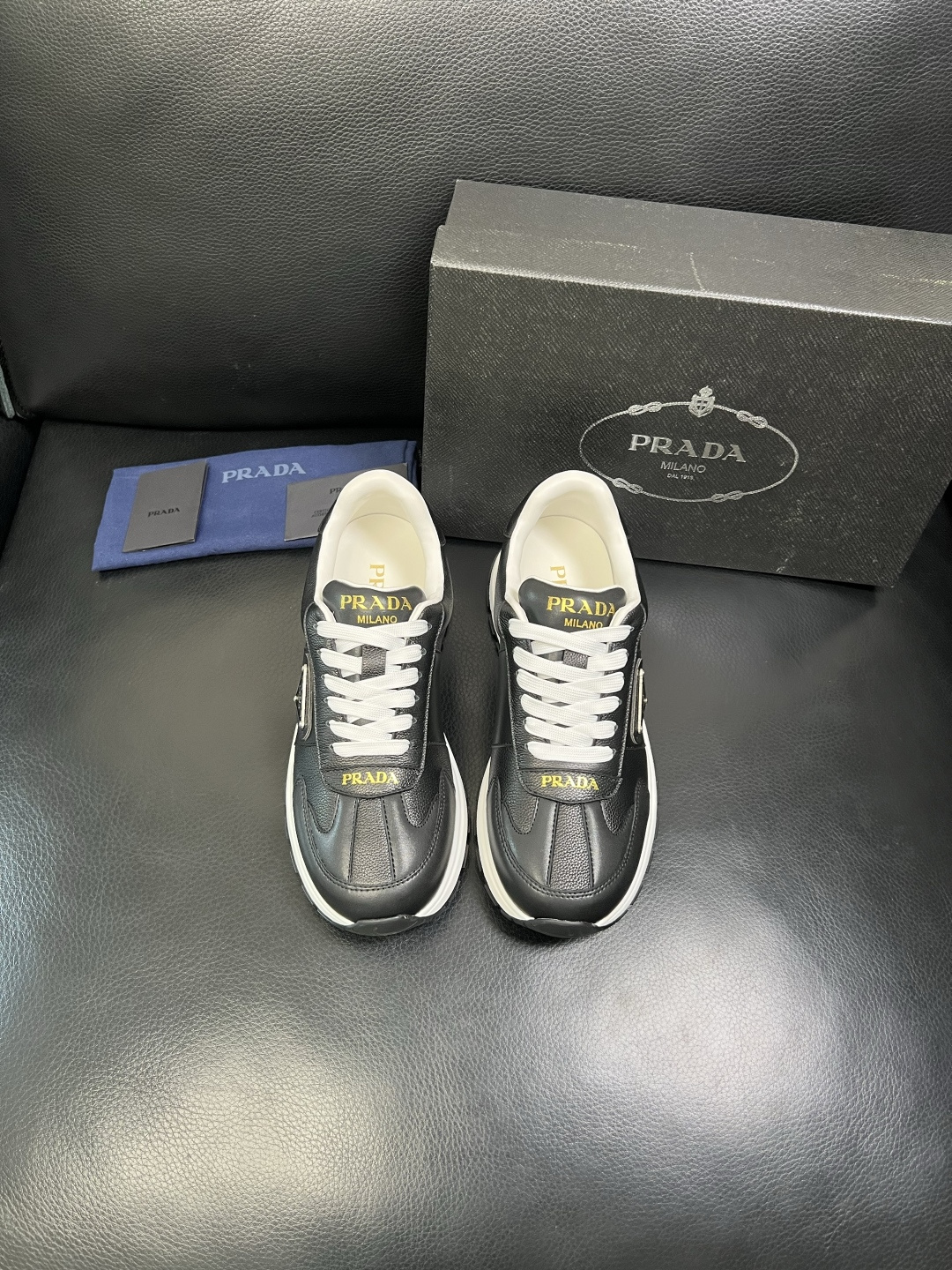 Prada 顶级工艺品，普拉达 专柜同步，原厂配置意大利进口牛皮面料，进口牛皮内里垫，透气舒适，鞋底：原