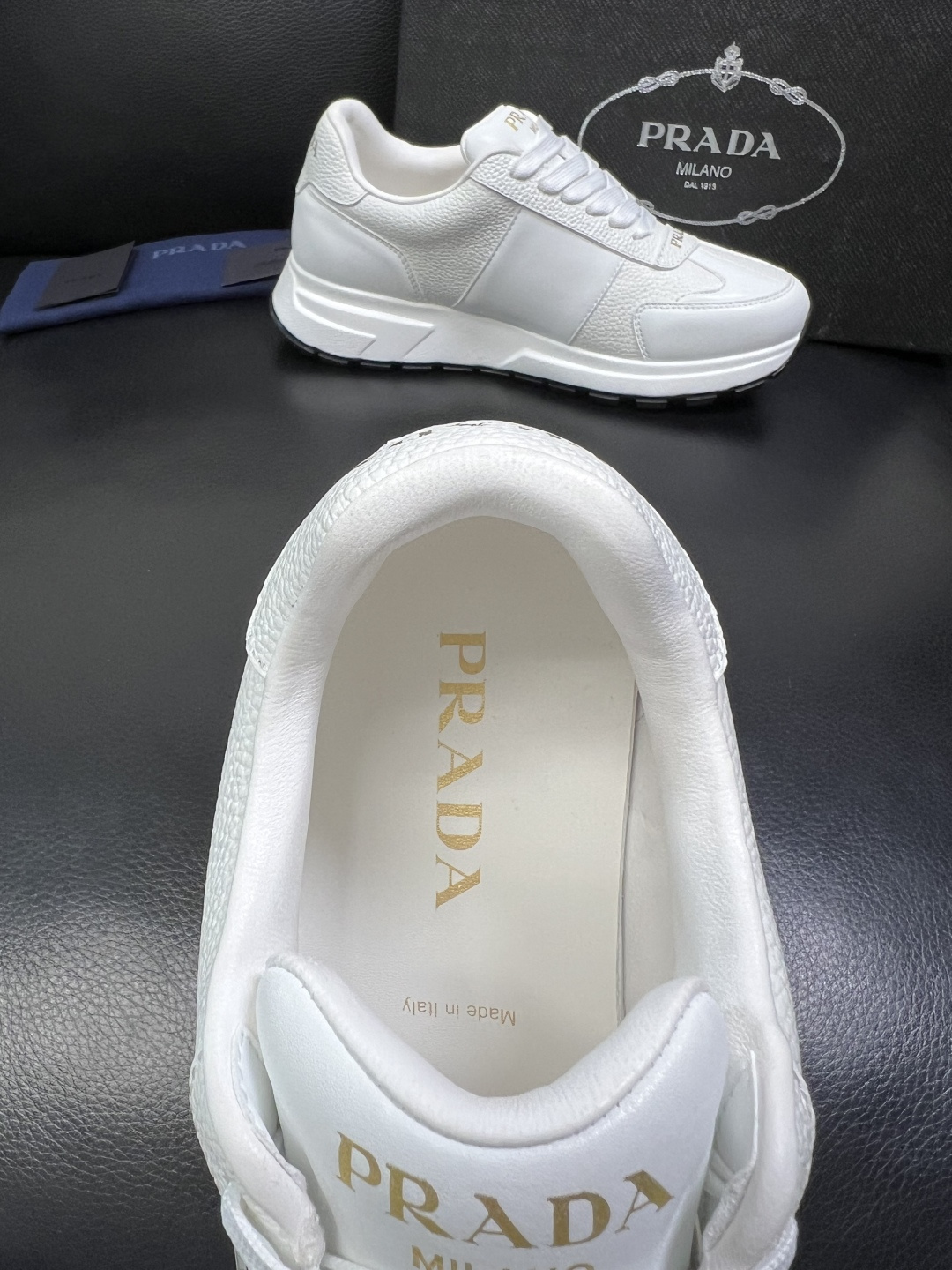 Prada 顶级工艺品，普拉达 专柜同步，原厂配置意大利进口牛皮面料，进口牛皮内里垫，透气舒适，鞋底：原