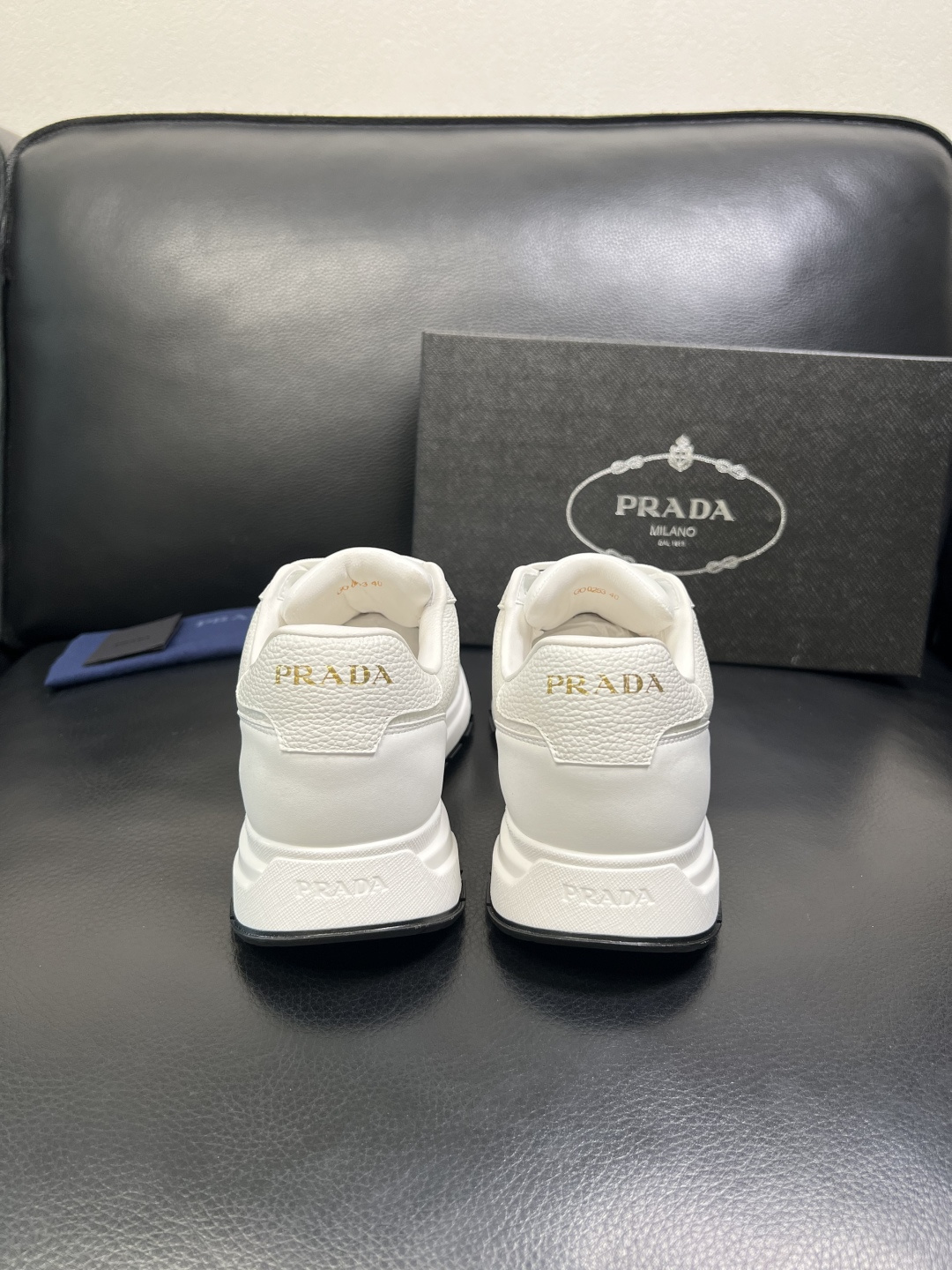 Prada 顶级工艺品，普拉达 专柜同步，原厂配置意大利进口牛皮面料，进口牛皮内里垫，透气舒适，鞋底：原
