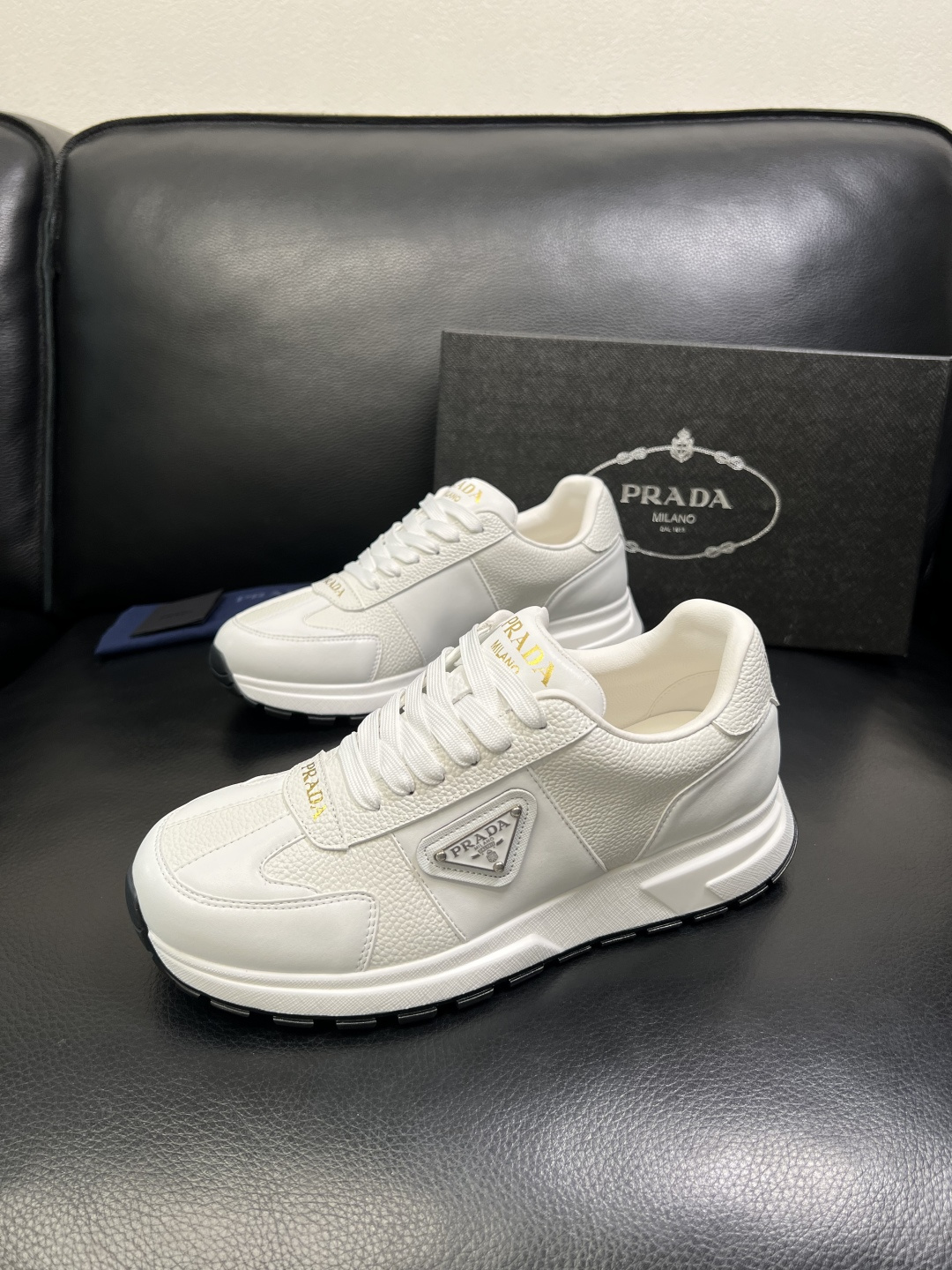 Prada 顶级工艺品，普拉达 专柜同步，原厂配置意大利进口牛皮面料，进口牛皮内里垫，透气舒适，鞋底：原