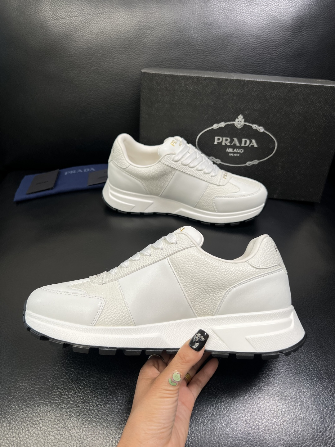 Prada 顶级工艺品，普拉达 专柜同步，原厂配置意大利进口牛皮面料，进口牛皮内里垫，透气舒适，鞋底：原