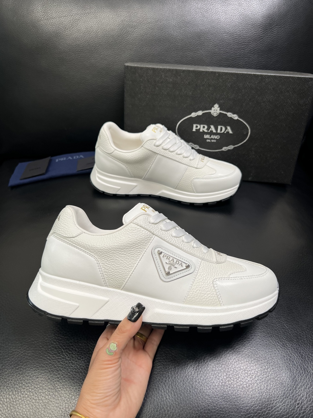 Prada 顶级工艺品，普拉达 专柜同步，原厂配置意大利进口牛皮面料，进口牛皮内里垫，透气舒适，鞋底：原