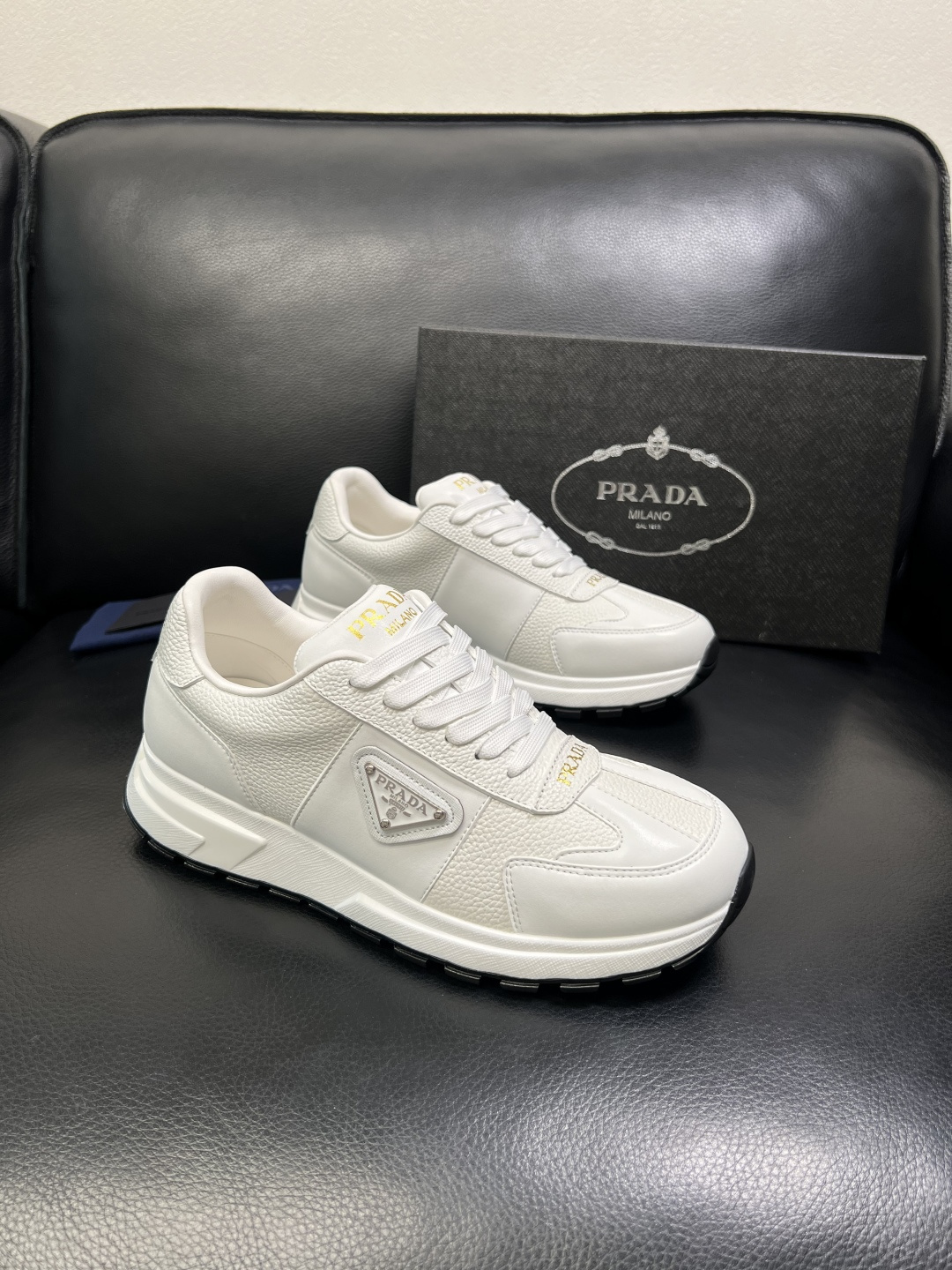 Prada 顶级工艺品，普拉达 专柜同步，原厂配置意大利进口牛皮面料，进口牛皮内里垫，透气舒适，鞋底：原