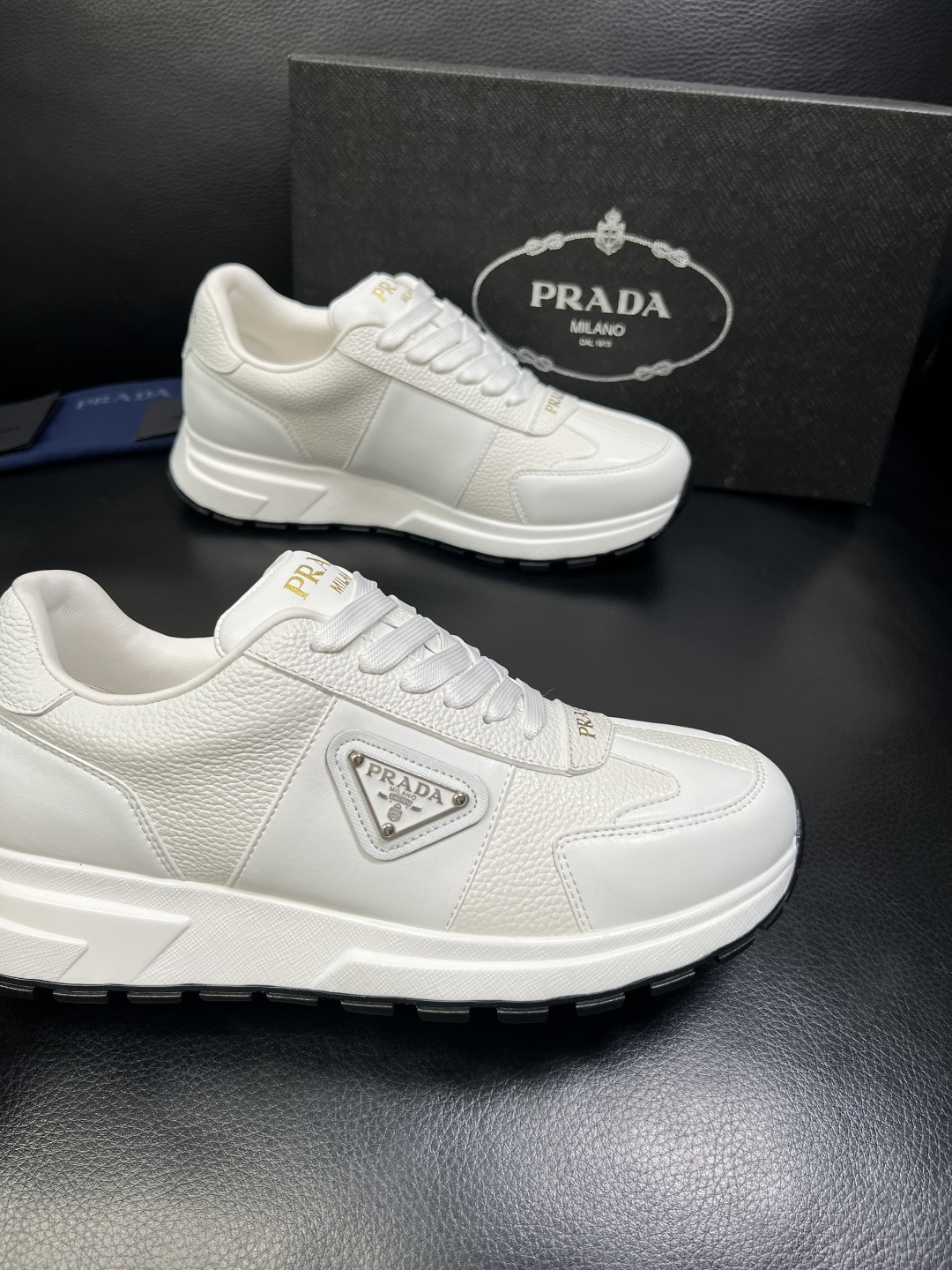 Prada 顶级工艺品，普拉达 专柜同步，原厂配置意大利进口牛皮面料，进口牛皮内里垫，透气舒适，鞋底：原