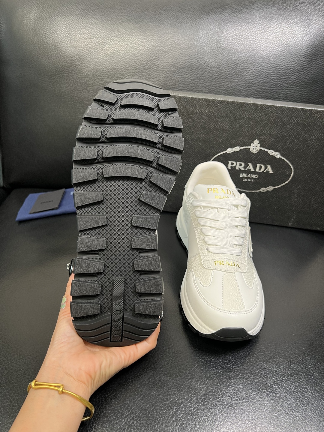 Prada 顶级工艺品，普拉达 专柜同步，原厂配置意大利进口牛皮面料，进口牛皮内里垫，透气舒适，鞋底：原