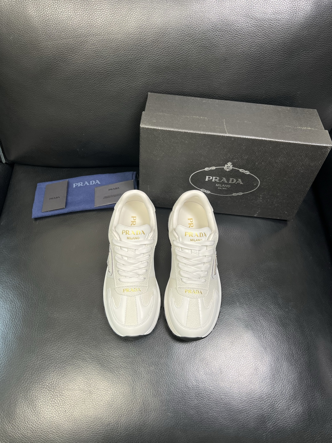 Prada 顶级工艺品，普拉达 专柜同步，原厂配置意大利进口牛皮面料，进口牛皮内里垫，透气舒适，鞋底：原