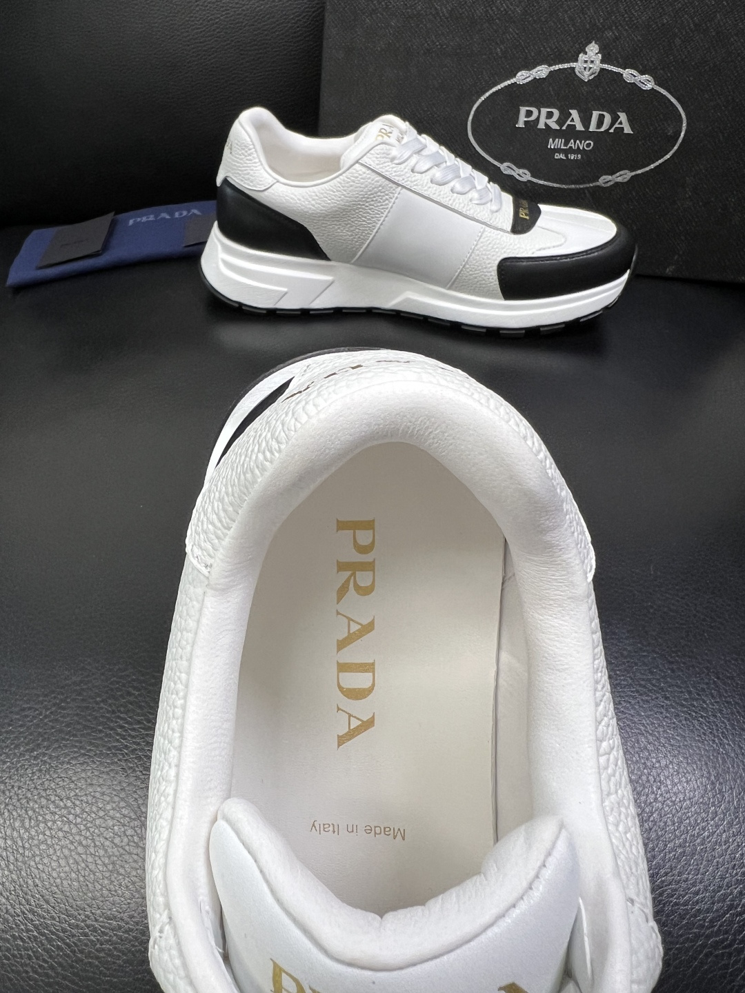 Prada 顶级工艺品，普拉达 专柜同步，原厂配置意大利进口牛皮面料，进口牛皮内里垫，透气舒适，鞋底：原