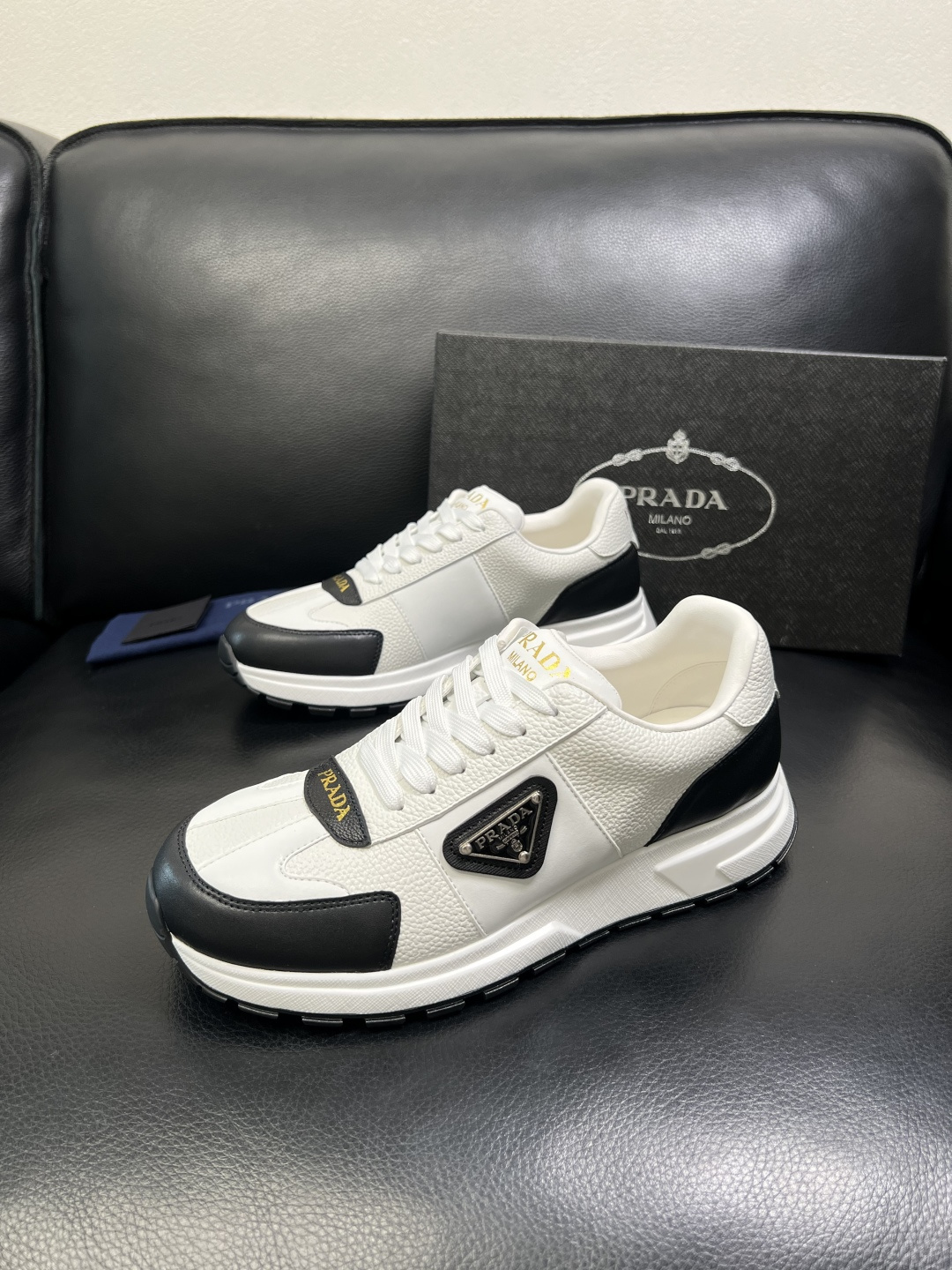 Prada 顶级工艺品，普拉达 专柜同步，原厂配置意大利进口牛皮面料，进口牛皮内里垫，透气舒适，鞋底：原