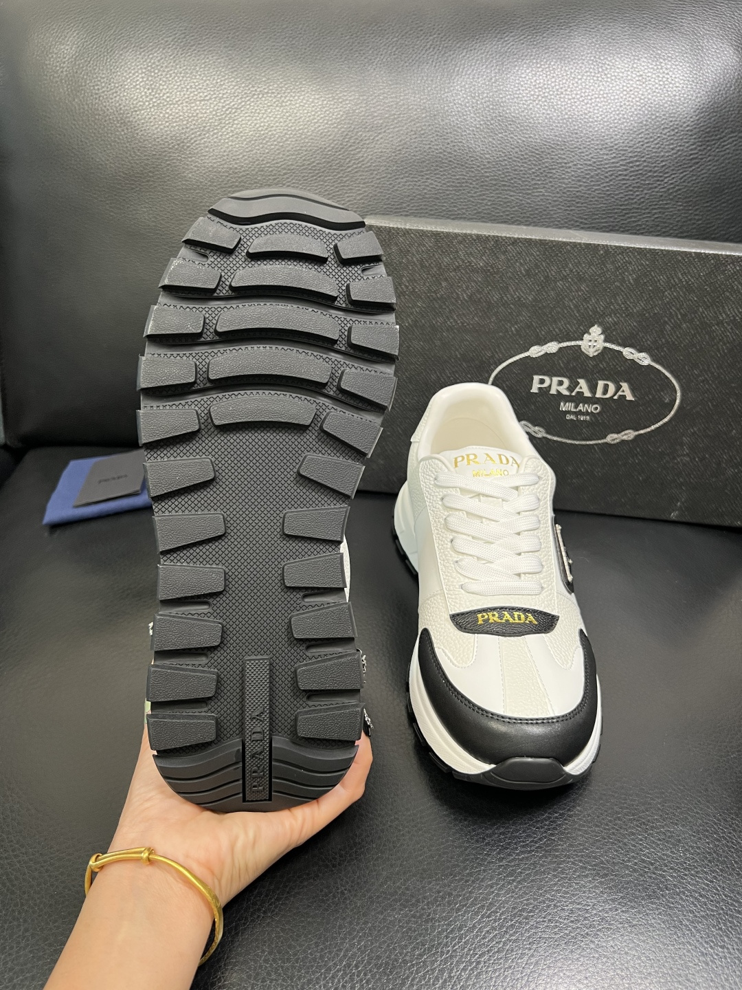 Prada 顶级工艺品，普拉达 专柜同步，原厂配置意大利进口牛皮面料，进口牛皮内里垫，透气舒适，鞋底：原
