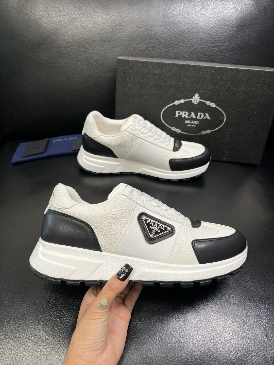 Prada 顶级工艺品，普拉达 专柜同步，原厂配置意大利进口牛皮面料，进口牛皮内里垫，透气舒适，鞋底：原