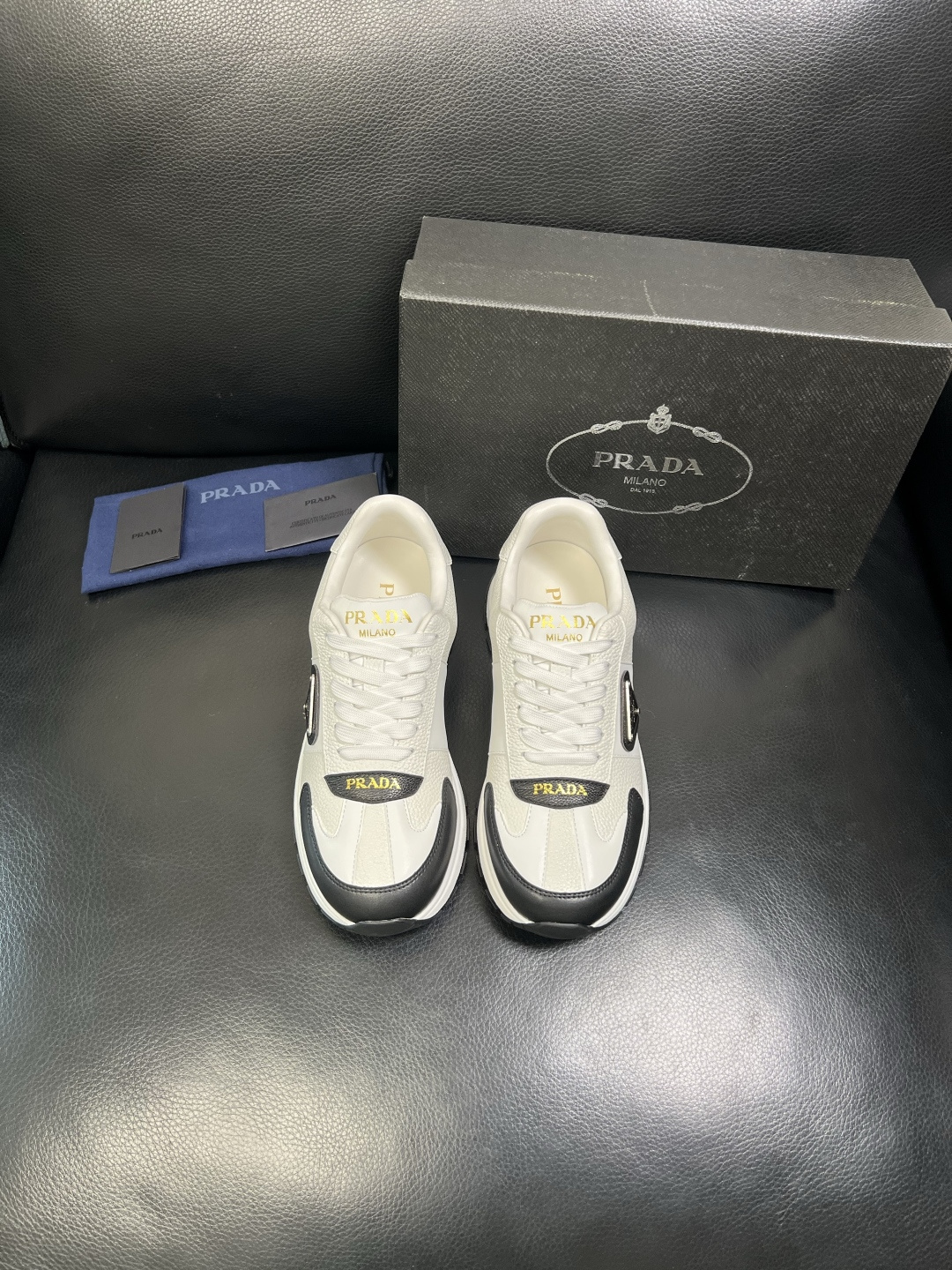 Prada 顶级工艺品，普拉达 专柜同步，原厂配置意大利进口牛皮面料，进口牛皮内里垫，透气舒适，鞋底：原