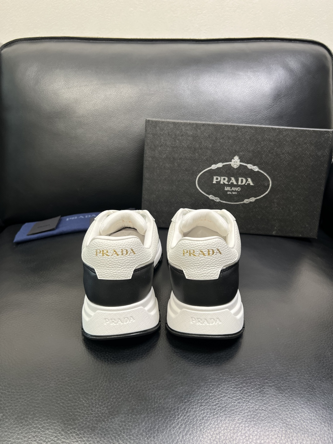 Prada 顶级工艺品，普拉达 专柜同步，原厂配置意大利进口牛皮面料，进口牛皮内里垫，透气舒适，鞋底：原