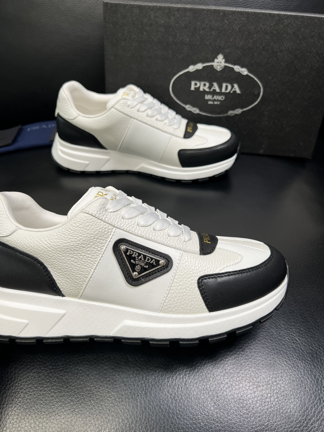 Prada 顶级工艺品，普拉达 专柜同步，原厂配置意大利进口牛皮面料，进口牛皮内里垫，透气舒适，鞋底：原