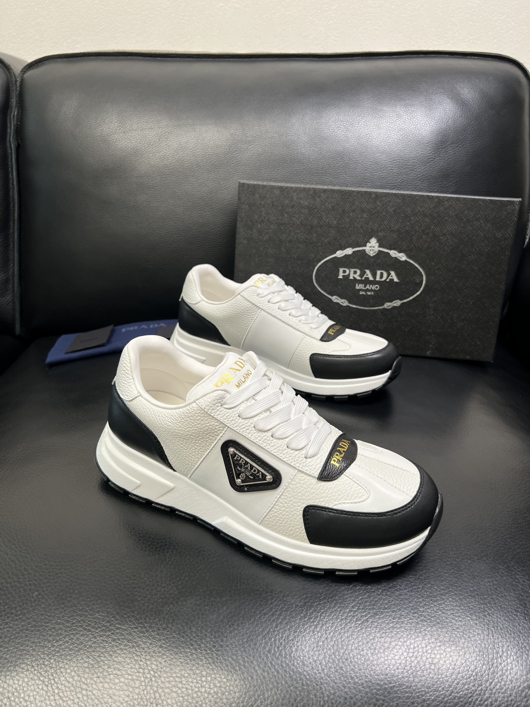 NO:589836,Prada top handicrafts, synchronized with Prada counters, original factory configuration of cowhide fabric imported from Italy, imported cowhide lining, breathable and comfortable, soles specially provided by the original factory, original factory and single goods, high quality, welcome to compare, code number 39-44 (customized 38 45),, prada, prada, cowhide19860909Prada 顶级工艺品,普拉达 专柜同步,原厂配置意大利进口牛皮面料,进口牛皮内里垫,透气舒适,鞋底原厂特供原版底,原厂跟单货 高品质 欢迎对比,码数 39-44（订做 38 45）,,prada,prada,cowhide,Men's shoes