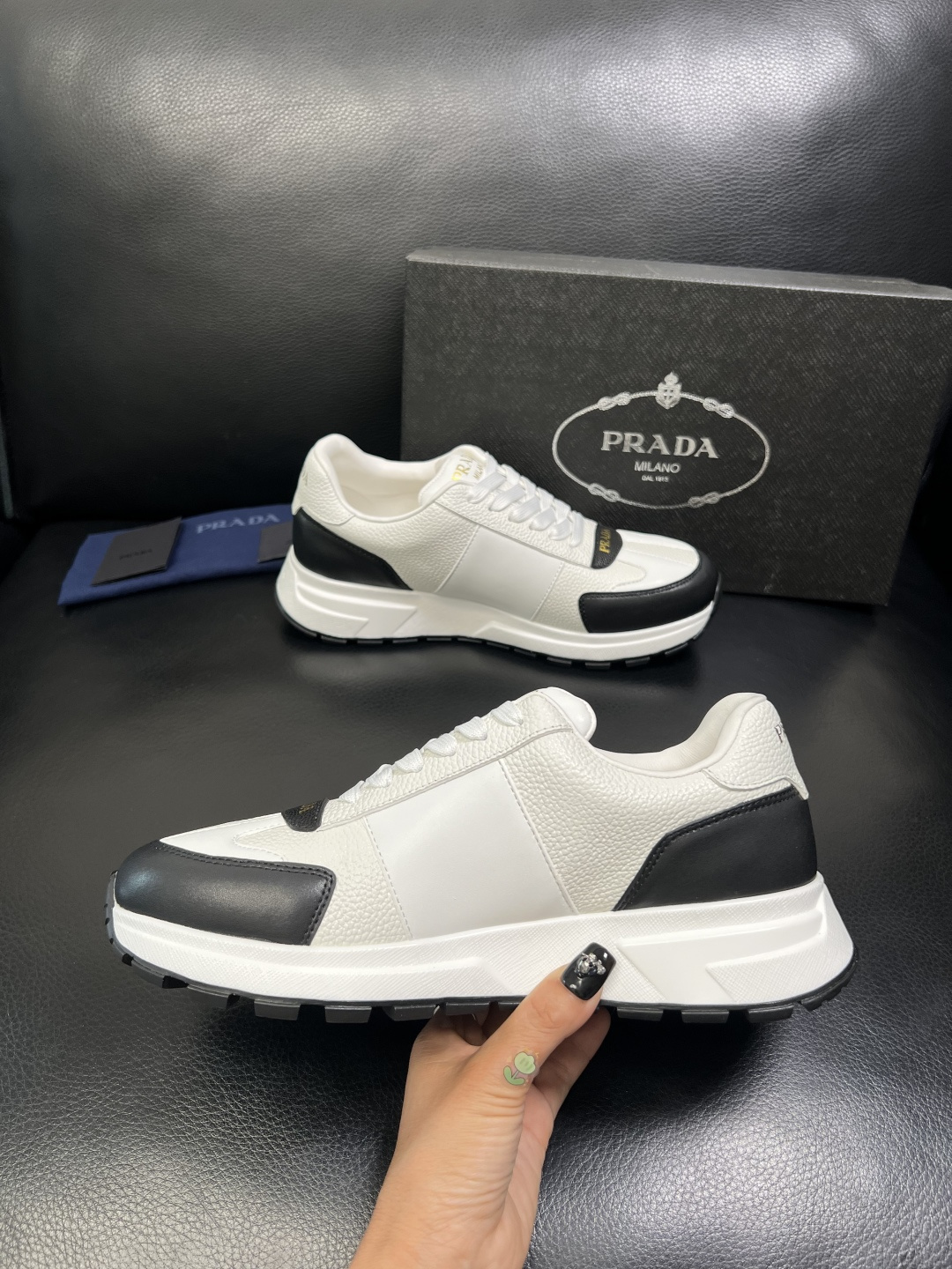 Prada 顶级工艺品，普拉达 专柜同步，原厂配置意大利进口牛皮面料，进口牛皮内里垫，透气舒适，鞋底：原