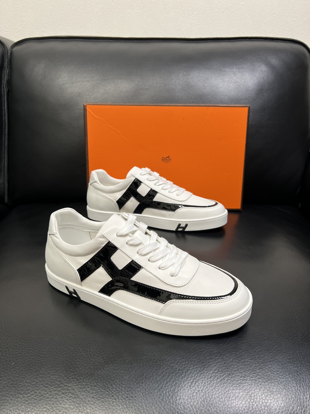 NO:589842,Hermes high-quality top crafts Hermès counters sell original configuration simultaneously, original cowhide fabrics imported from Italy, high-quality splicing technology, fully imported water-dyed cowhide linings, original soles specially provided by the factory and super comfortable, original factory and single goods are welcome to compare, code number 38-44 (customized 45), hermes, hermes, cowhide19860909Hermes 高品质 顶级工艺品 爱马仕 专柜同步发售原厂配置,意大利进口原版牛皮面料,高品质拼接工艺,全进口水染牛皮里垫,鞋底原厂特供原版底超级舒适,原厂跟单货欢迎对比,码数 38-44（ 订做 45）,,hermes,hermes,cowhide,Men's shoes