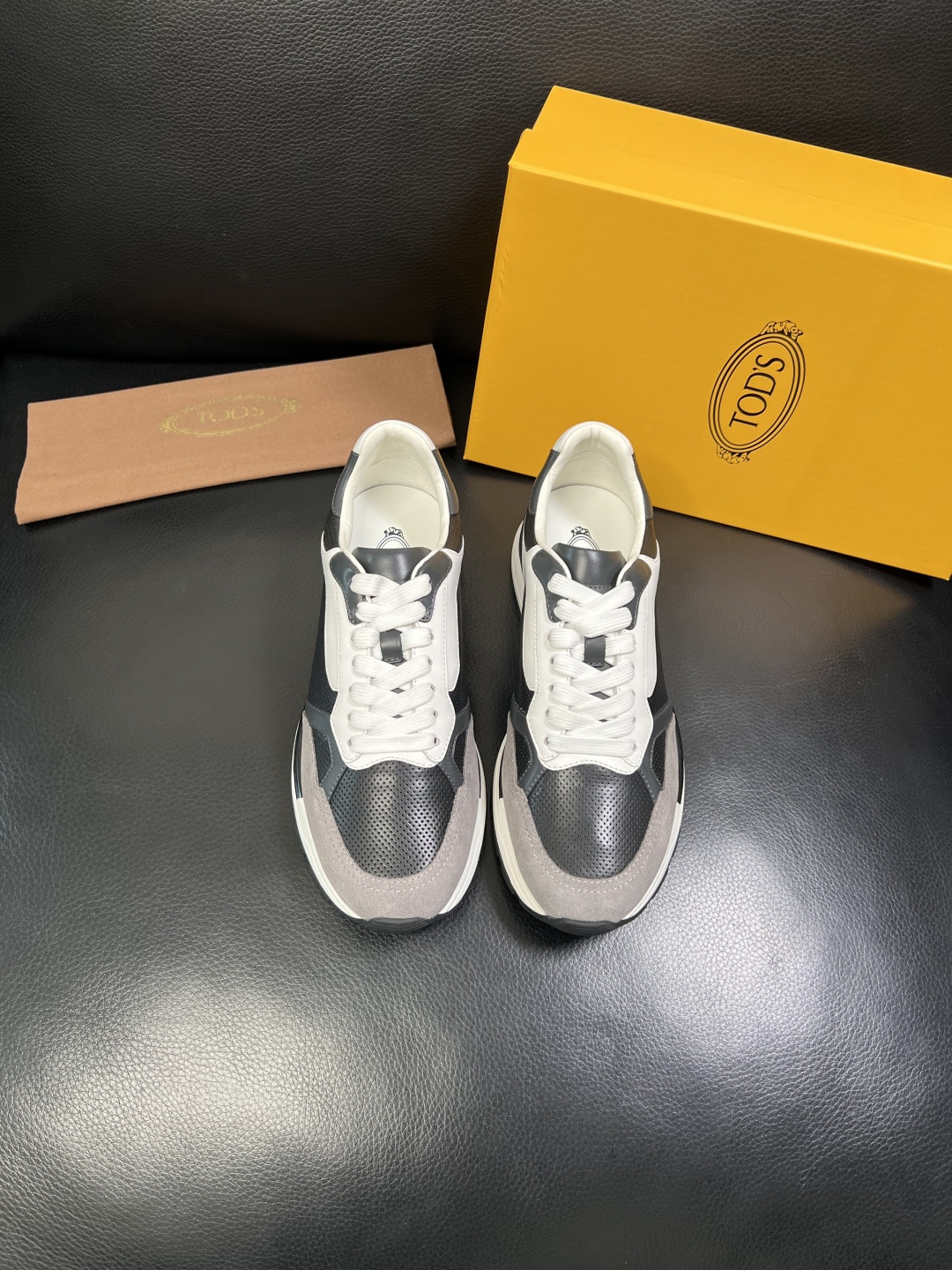 Tods 高品质 顶级工艺品 托德斯 专柜新款原厂配置，意大利进口牛皮面料，进口牛里垫，透气舒适，鞋底：