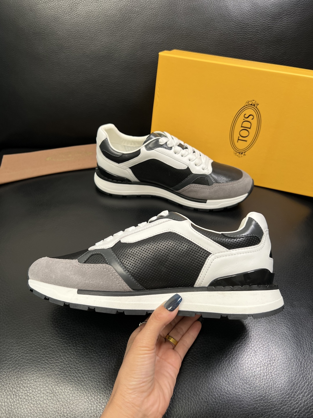 Tods 高品质 顶级工艺品 托德斯 专柜新款原厂配置，意大利进口牛皮面料，进口牛里垫，透气舒适，鞋底：