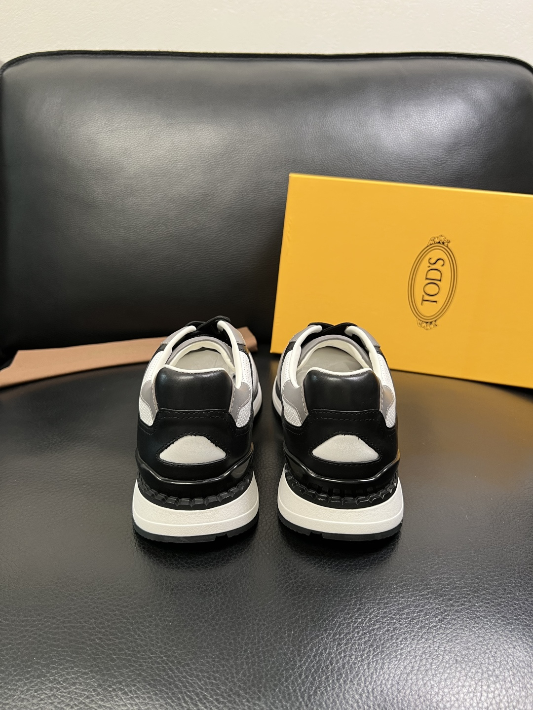 Tods 高品质 顶级工艺品 托德斯 专柜新款原厂配置，意大利进口牛皮面料，进口牛里垫，透气舒适，鞋底：