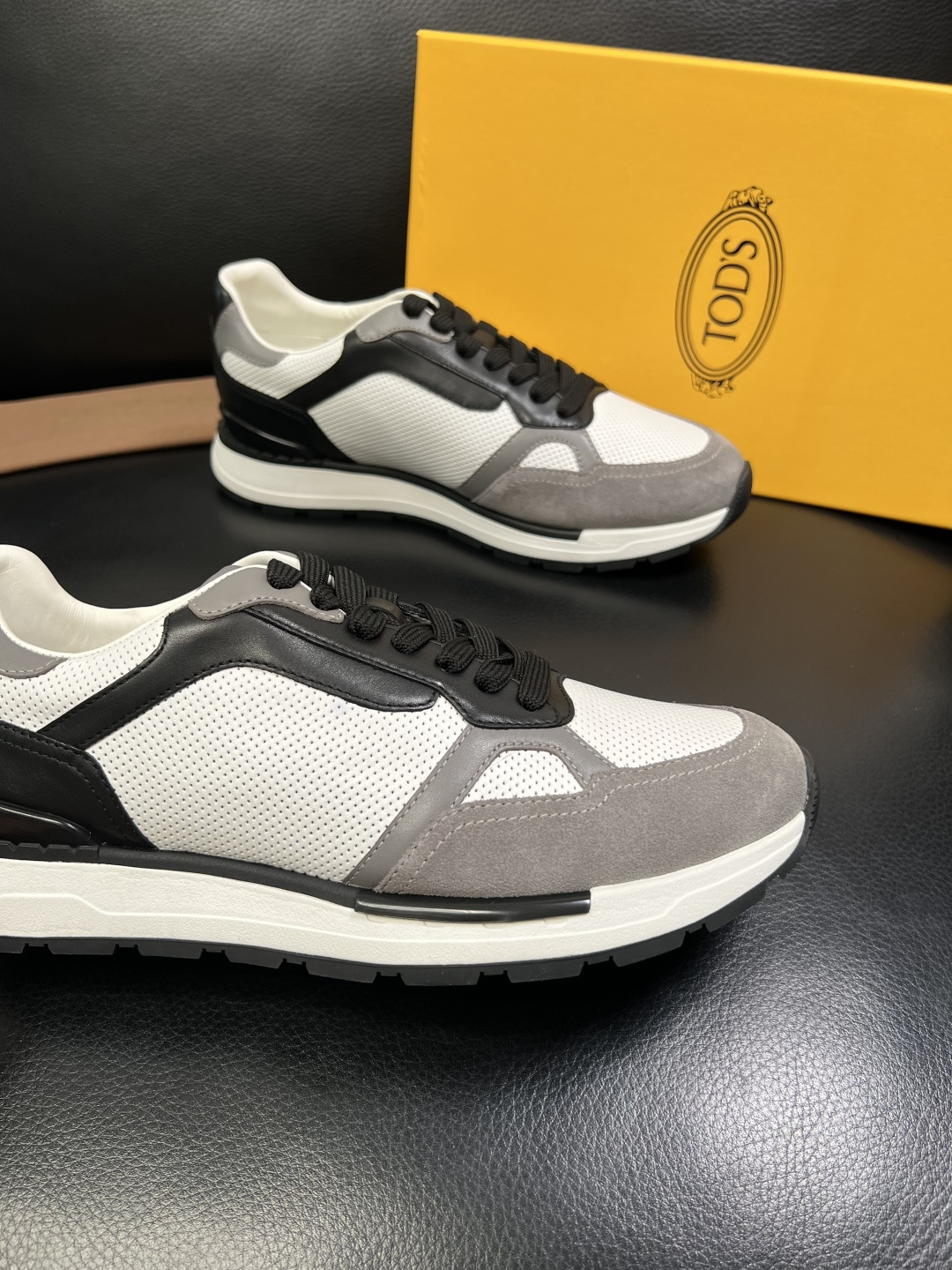 Tods 高品质 顶级工艺品 托德斯 专柜新款原厂配置，意大利进口牛皮面料，进口牛里垫，透气舒适，鞋底：