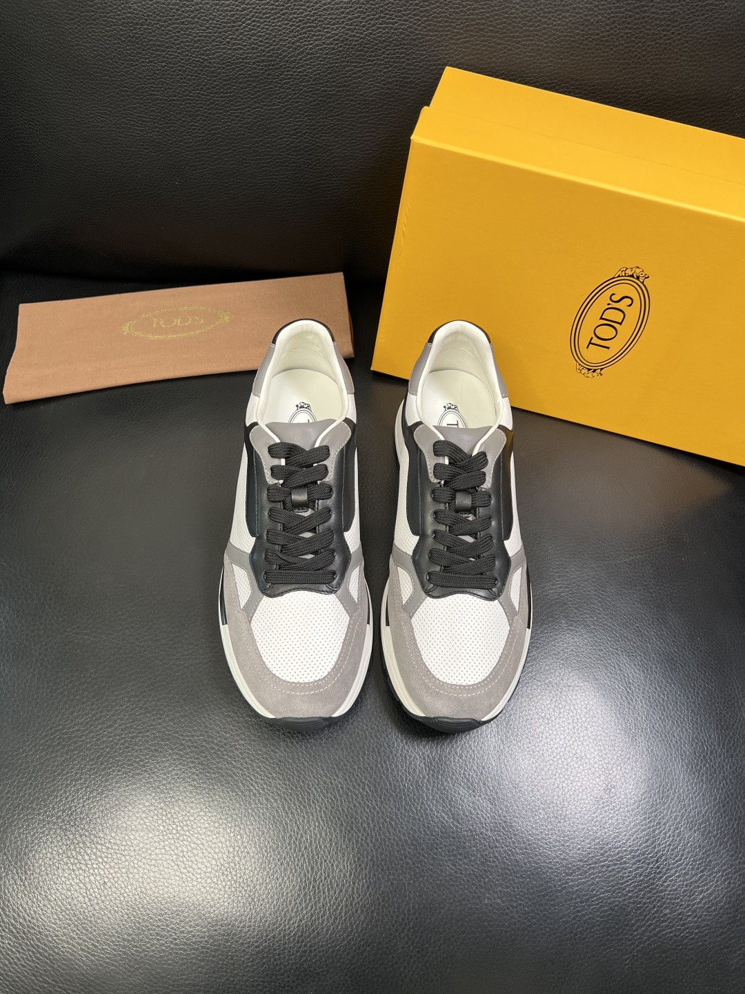 Tods 高品质 顶级工艺品 托德斯 专柜新款原厂配置，意大利进口牛皮面料，进口牛里垫，透气舒适，鞋底：