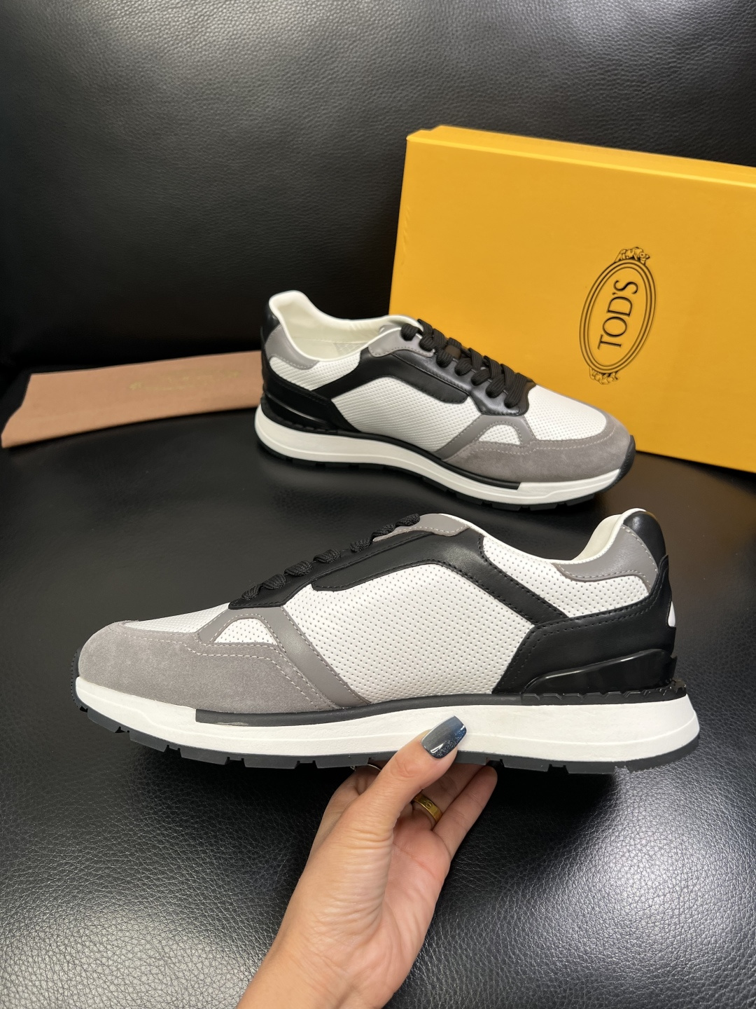 Tods 高品质 顶级工艺品 托德斯 专柜新款原厂配置，意大利进口牛皮面料，进口牛里垫，透气舒适，鞋底：