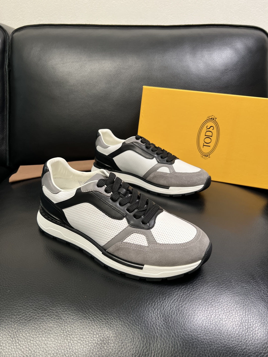 NO:589863,Tods high-quality top crafts Tods counter new original configuration, imported cowhide fabric from Italy, imported cowhide lining, breathable and comfortable, original soles specially provided by the original factory and super comfortable, original factory and single goods are welcome to compare, code number 39-44 (order 38 45), Tod's,cowhide19860909Tods 高品质 顶级工艺品 托德斯 专柜新款原厂配置,意大利进口牛皮面料,进口牛里垫,透气舒适,鞋底原厂特供原版底超级舒适,原厂跟单货 欢迎对比,码数 39-44（订 38 45）,,Tod's,cowhide,Men's shoes