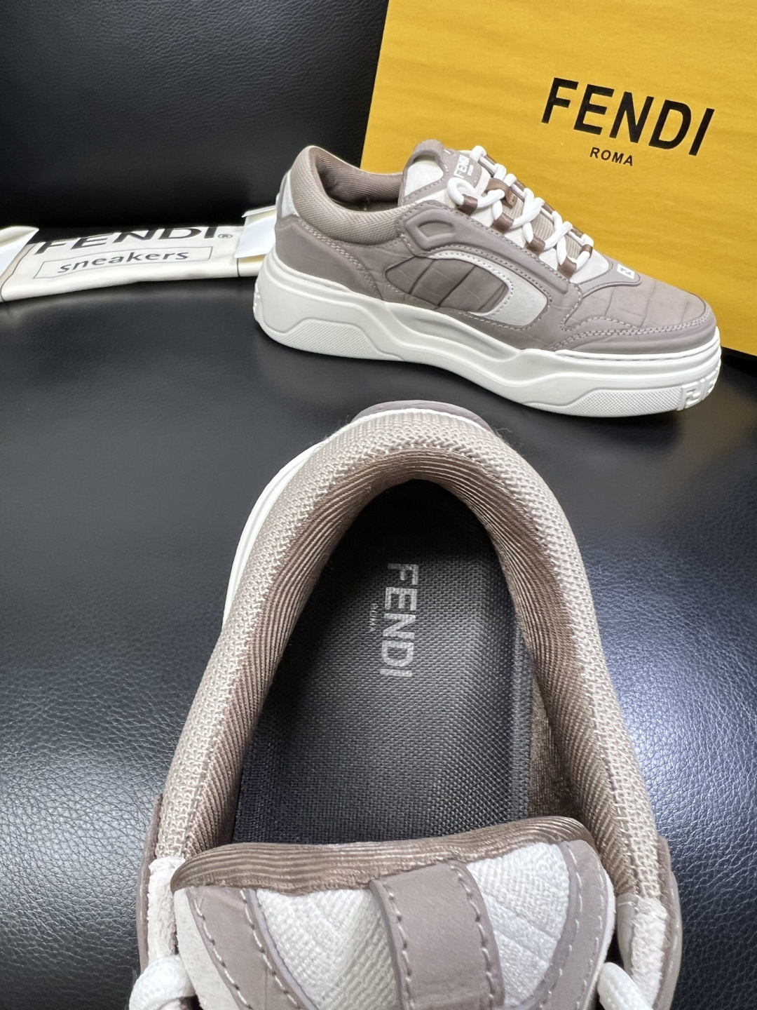 FENDI 高品质 顶级工艺品，芬迪 专柜同步，原厂配置意大利进口牛皮飞织面料，进口牛皮内里垫，透气舒适