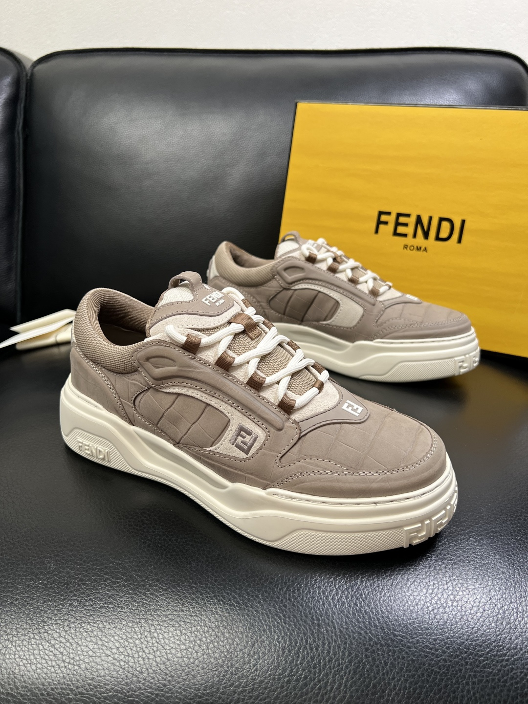 FENDI 高品质 顶级工艺品，芬迪 专柜同步，原厂配置意大利进口牛皮飞织面料，进口牛皮内里垫，透气舒适
