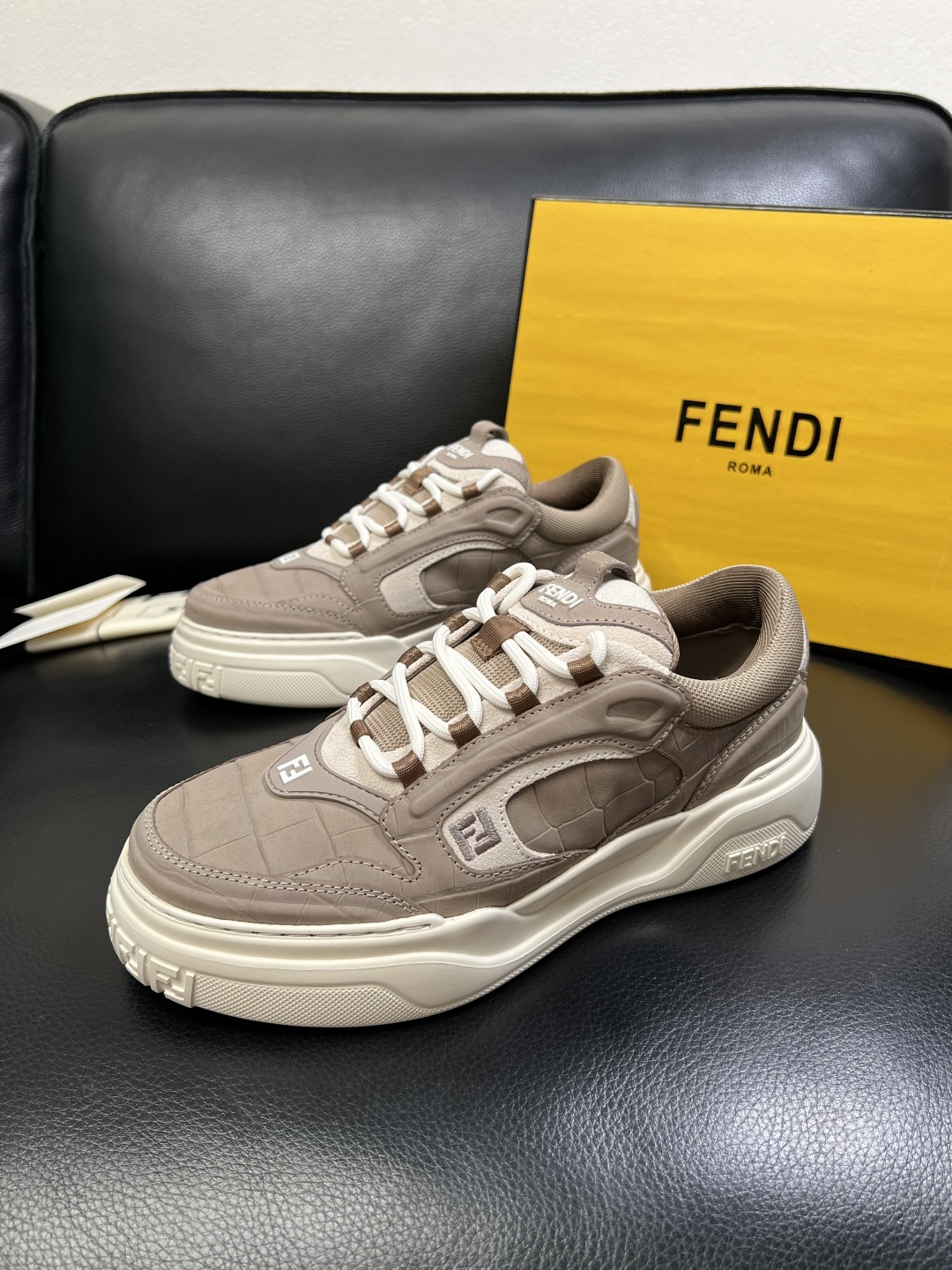 FENDI 高品质 顶级工艺品，芬迪 专柜同步，原厂配置意大利进口牛皮飞织面料，进口牛皮内里垫，透气舒适