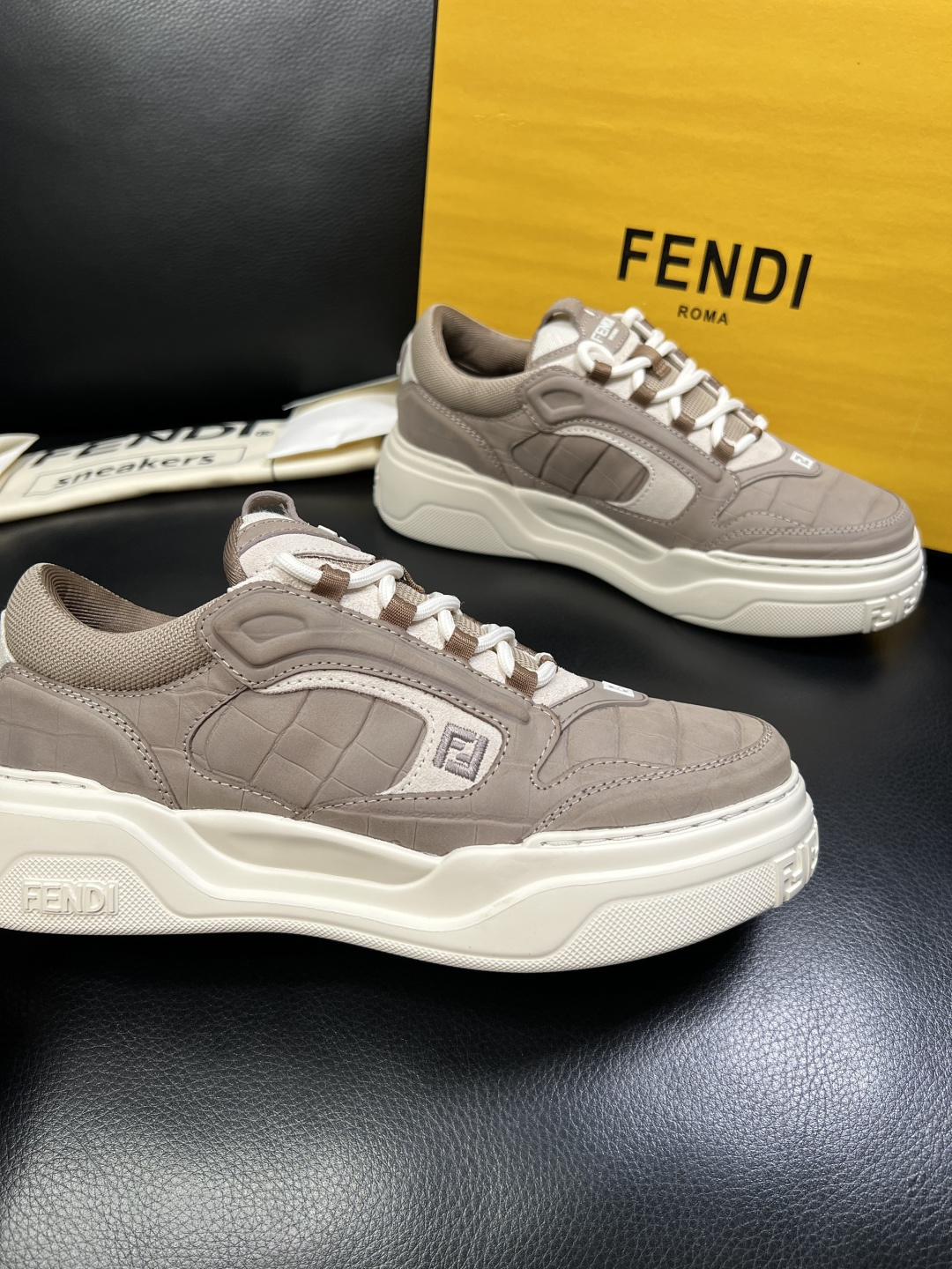 FENDI 高品质 顶级工艺品，芬迪 专柜同步，原厂配置意大利进口牛皮飞织面料，进口牛皮内里垫，透气舒适