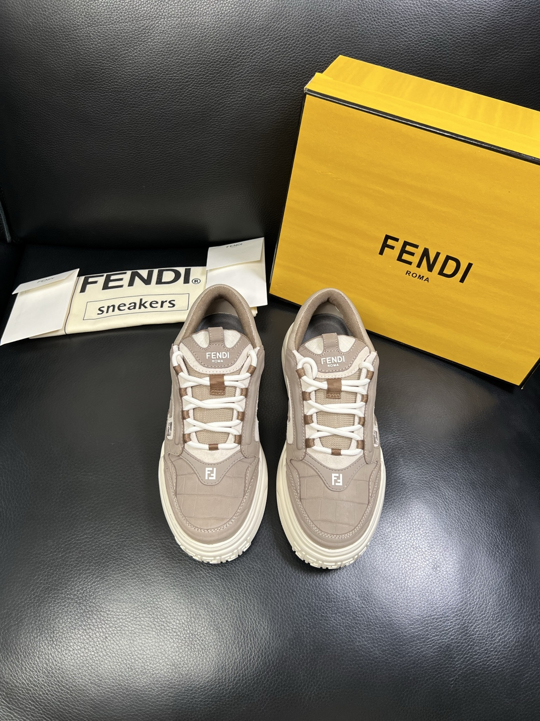 FENDI 高品质 顶级工艺品，芬迪 专柜同步，原厂配置意大利进口牛皮飞织面料，进口牛皮内里垫，透气舒适