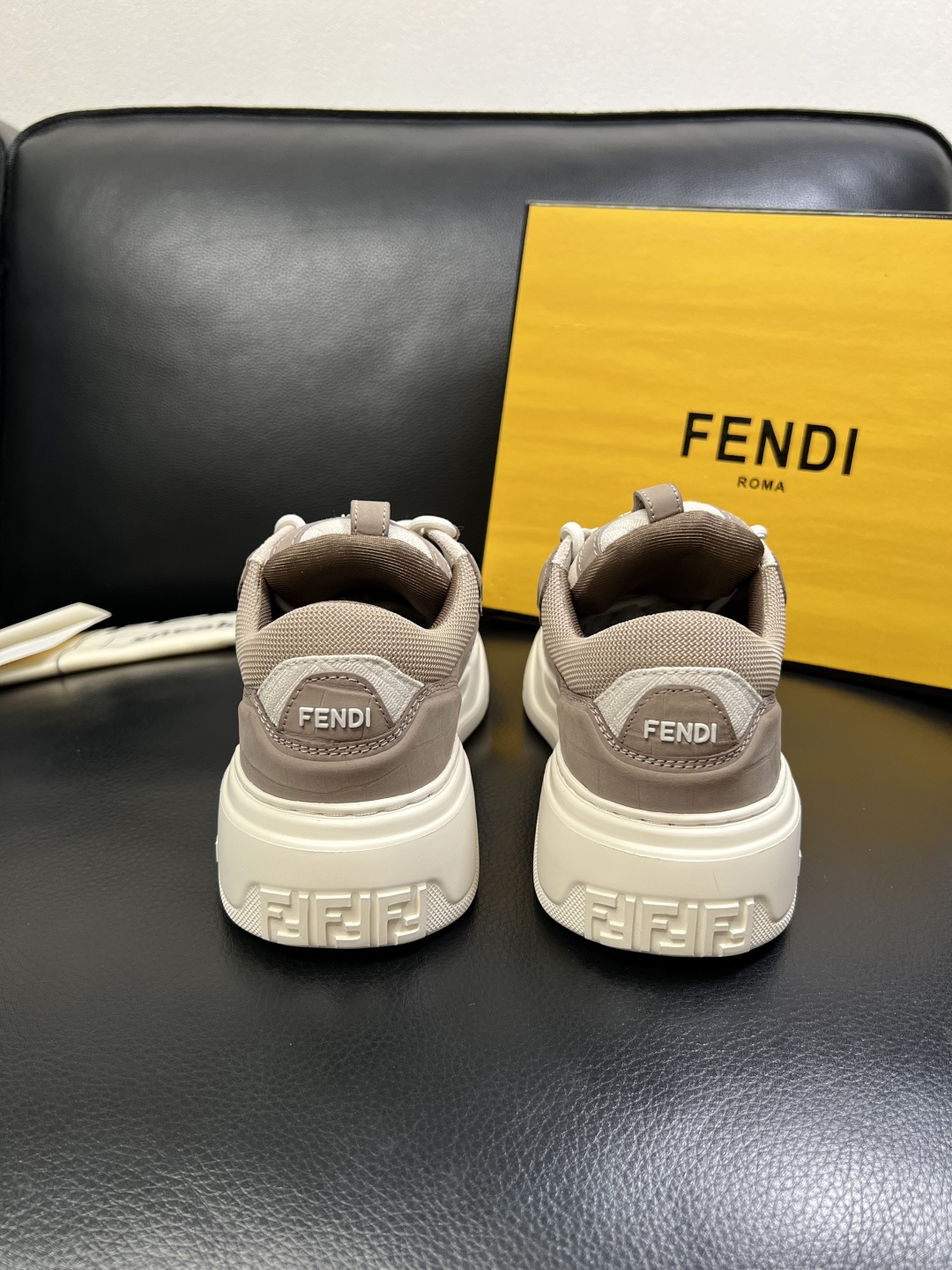 FENDI 高品质 顶级工艺品，芬迪 专柜同步，原厂配置意大利进口牛皮飞织面料，进口牛皮内里垫，透气舒适