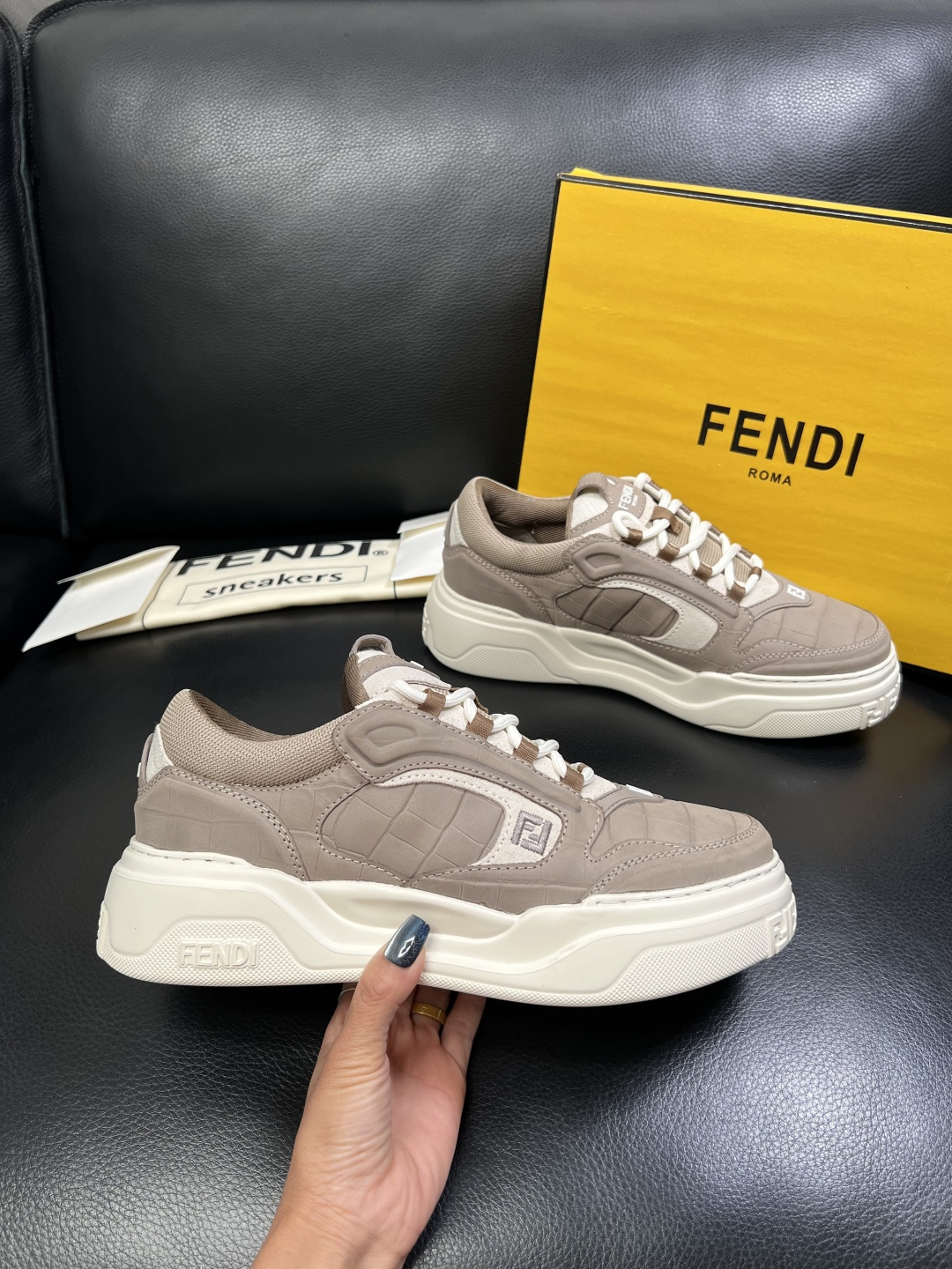 FENDI 高品质 顶级工艺品，芬迪 专柜同步，原厂配置意大利进口牛皮飞织面料，进口牛皮内里垫，透气舒适