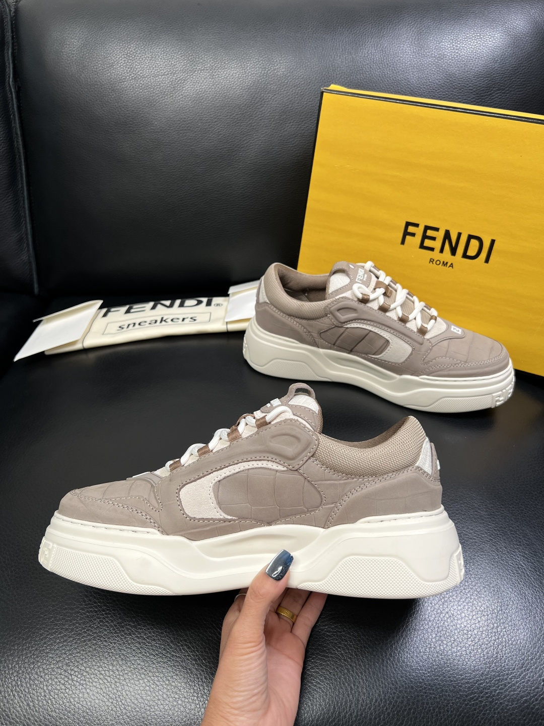 FENDI 高品质 顶级工艺品，芬迪 专柜同步，原厂配置意大利进口牛皮飞织面料，进口牛皮内里垫，透气舒适