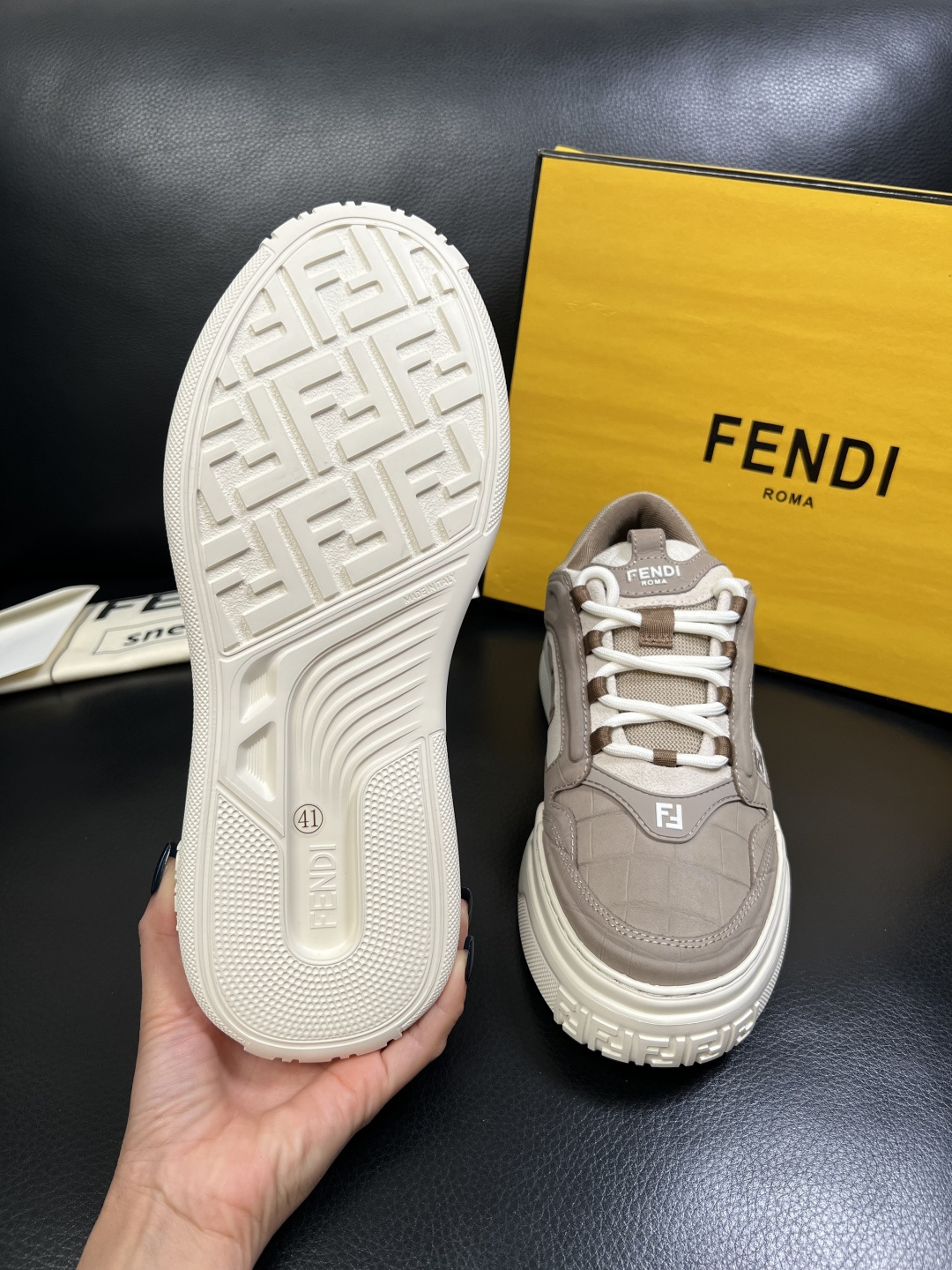 FENDI 高品质 顶级工艺品，芬迪 专柜同步，原厂配置意大利进口牛皮飞织面料，进口牛皮内里垫，透气舒适