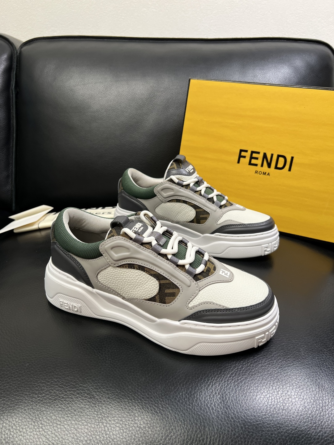 FENDI 高品质 顶级工艺品，芬迪 专柜同步，原厂配置意大利进口牛皮飞织面料，进口牛皮内里垫，透气舒适
