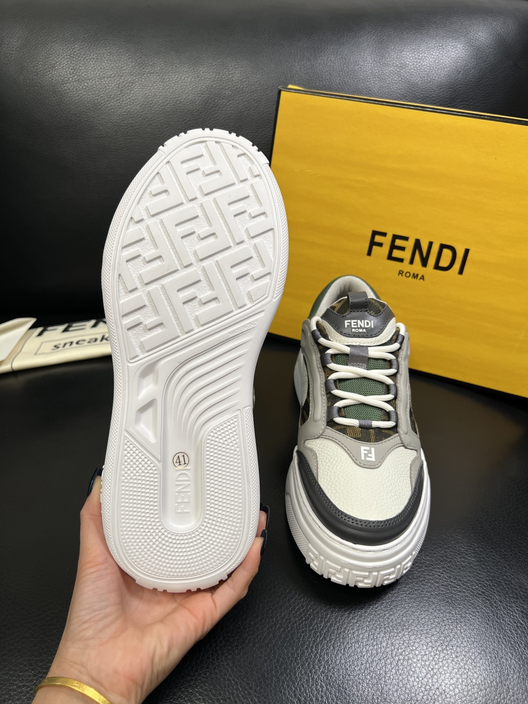 FENDI 高品质 顶级工艺品，芬迪 专柜同步，原厂配置意大利进口牛皮飞织面料，进口牛皮内里垫，透气舒适